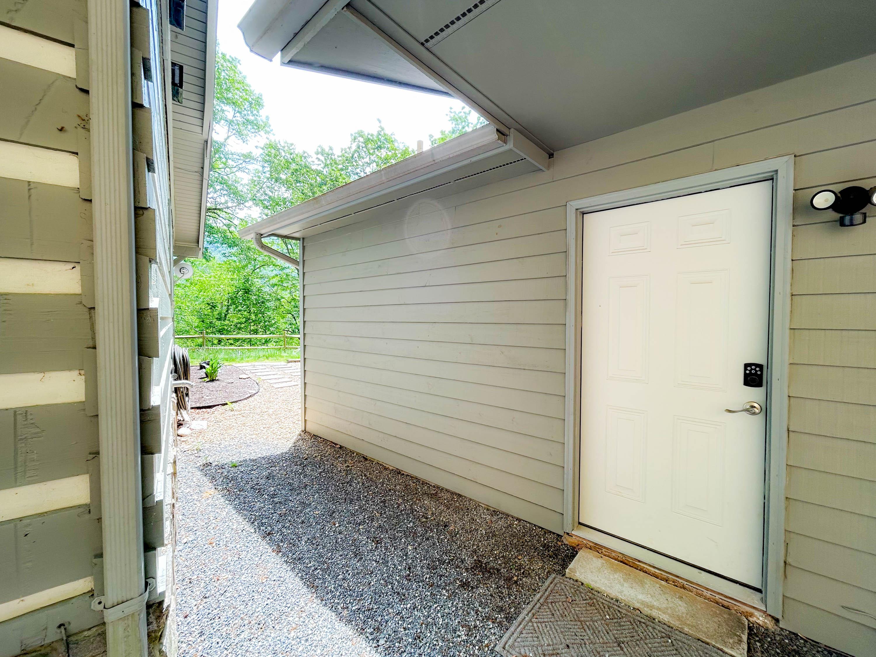 entrance to the separate guest apartment