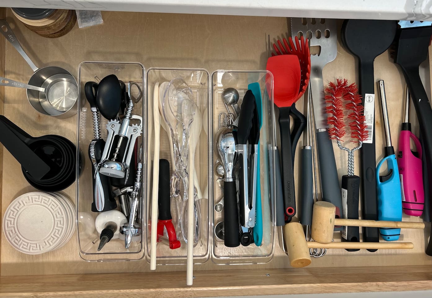 Cutlery available on kitchen drawers