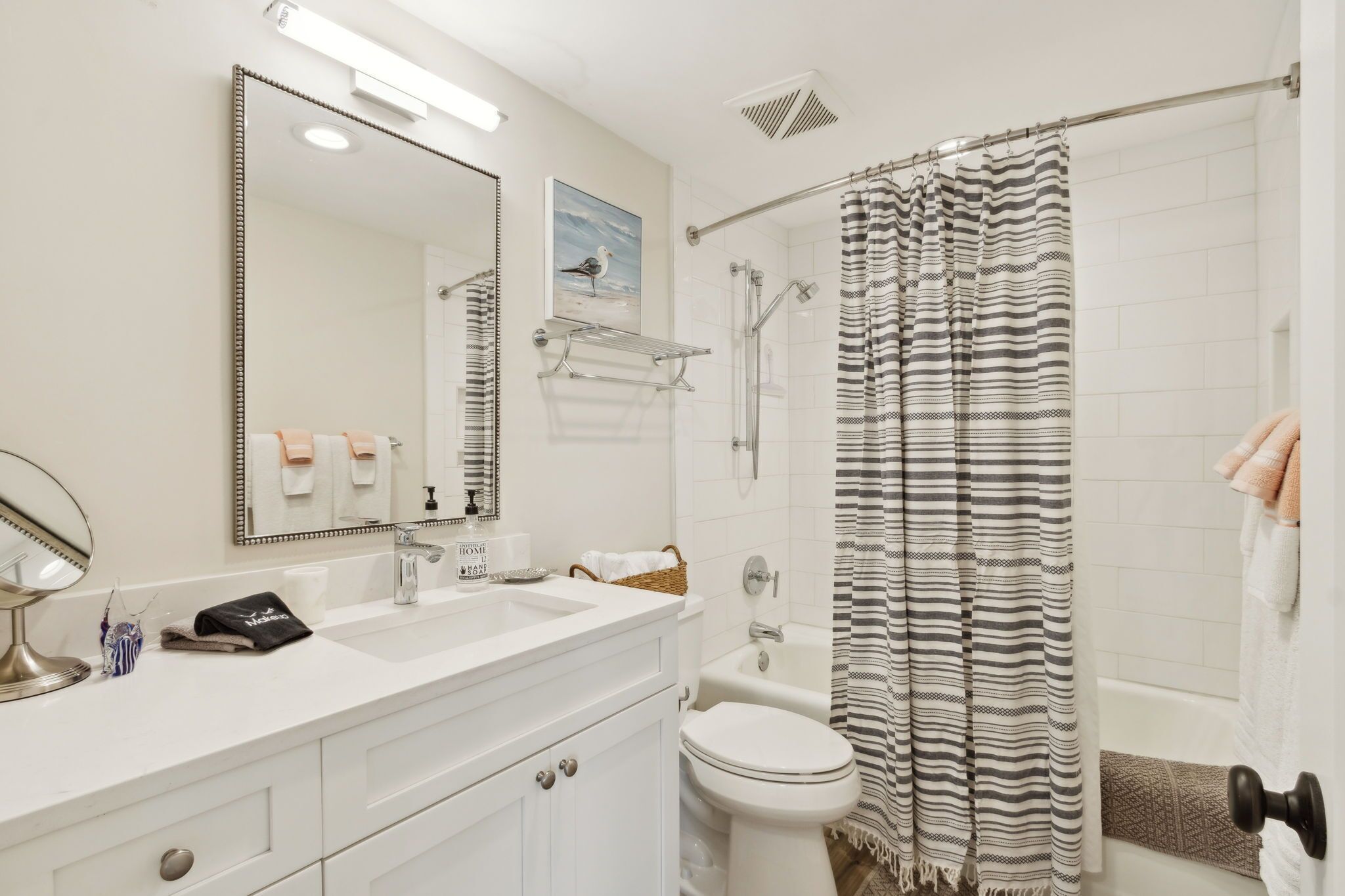 KING SUITE BATH-Shower TUB conbo