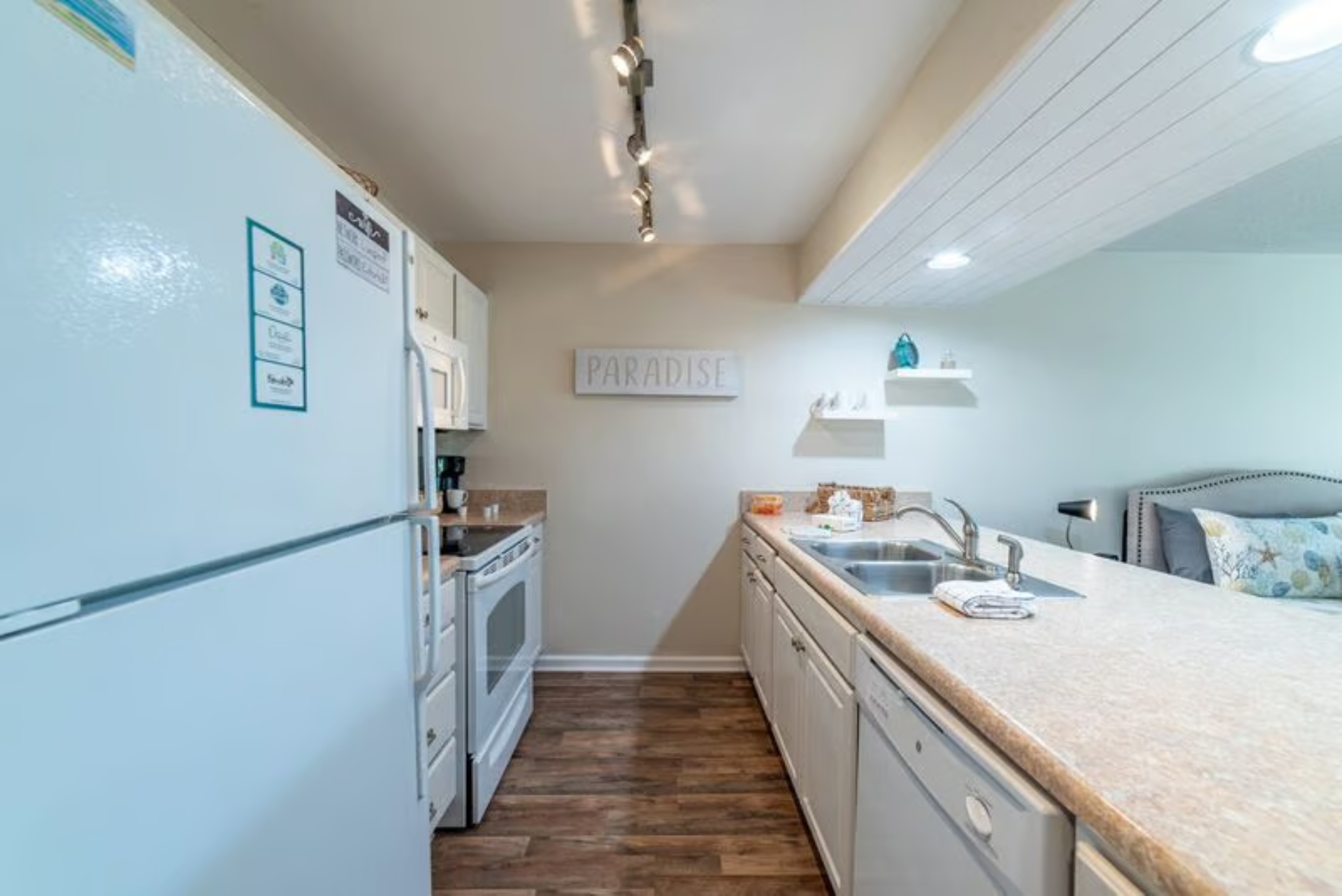 Kitchen with full sized appliances and all you need for meals/snacks
