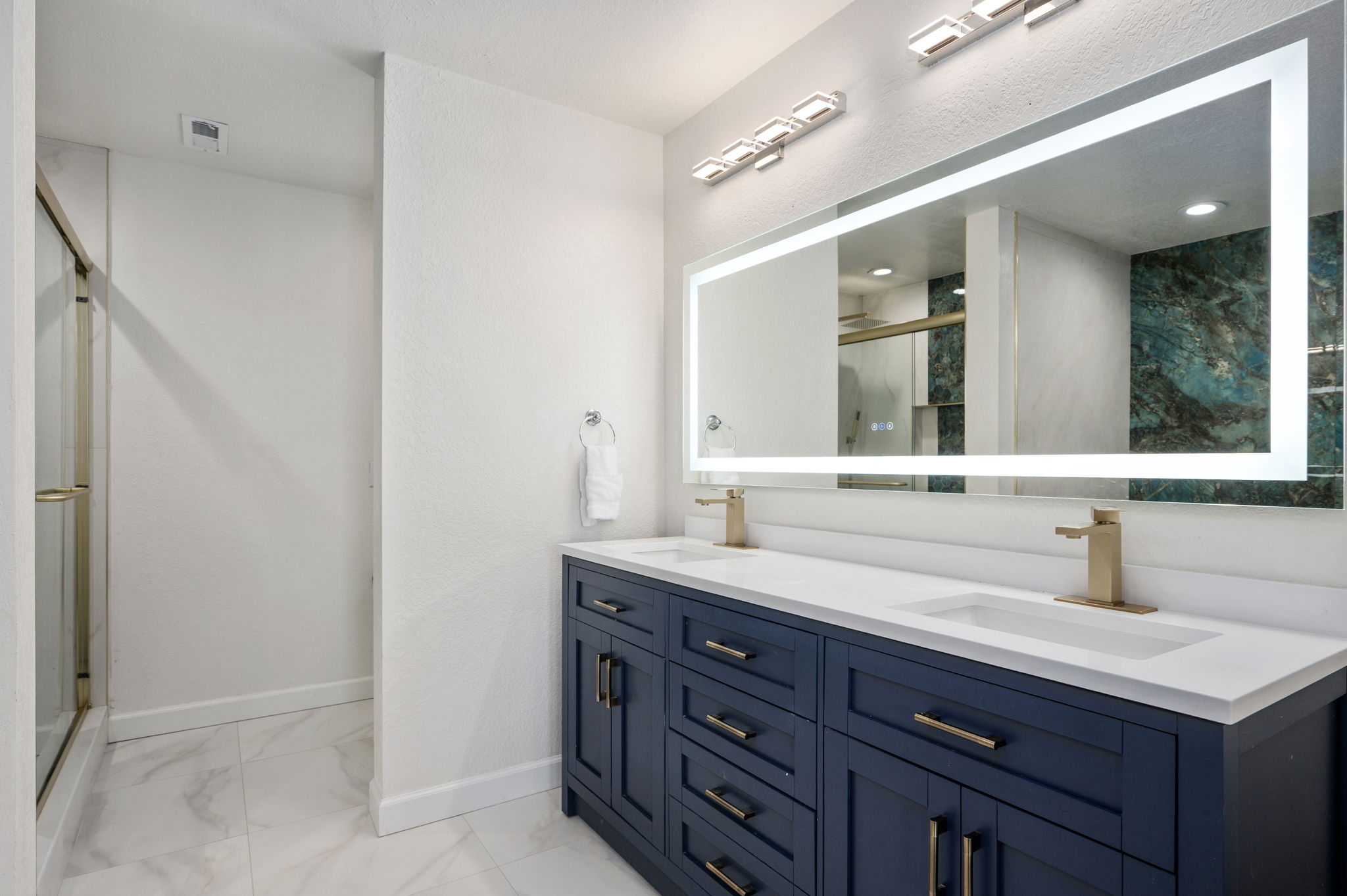 Coastline Haven — Full Bath