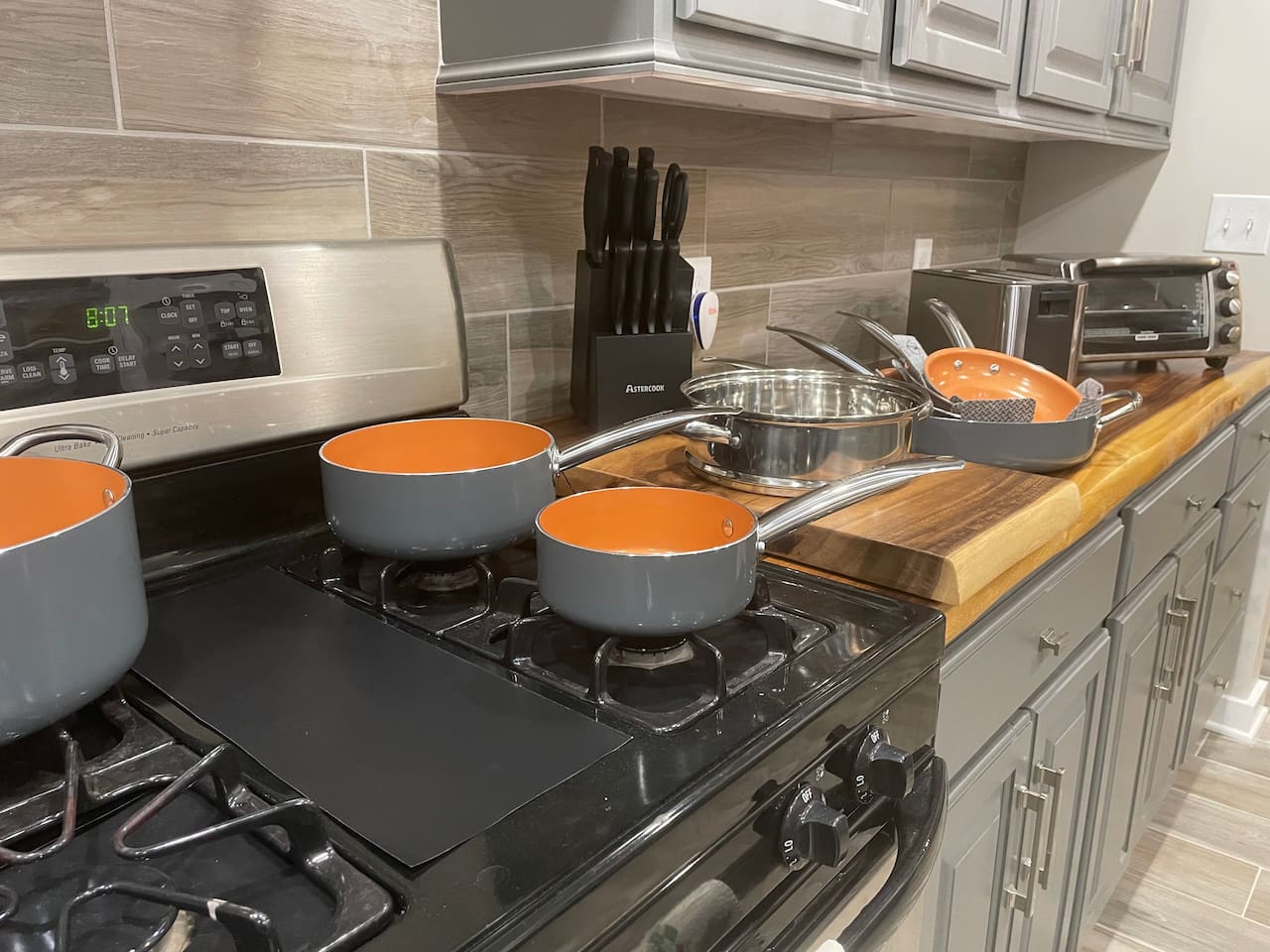 Full set of pans, knives, toaster, toaster oven-