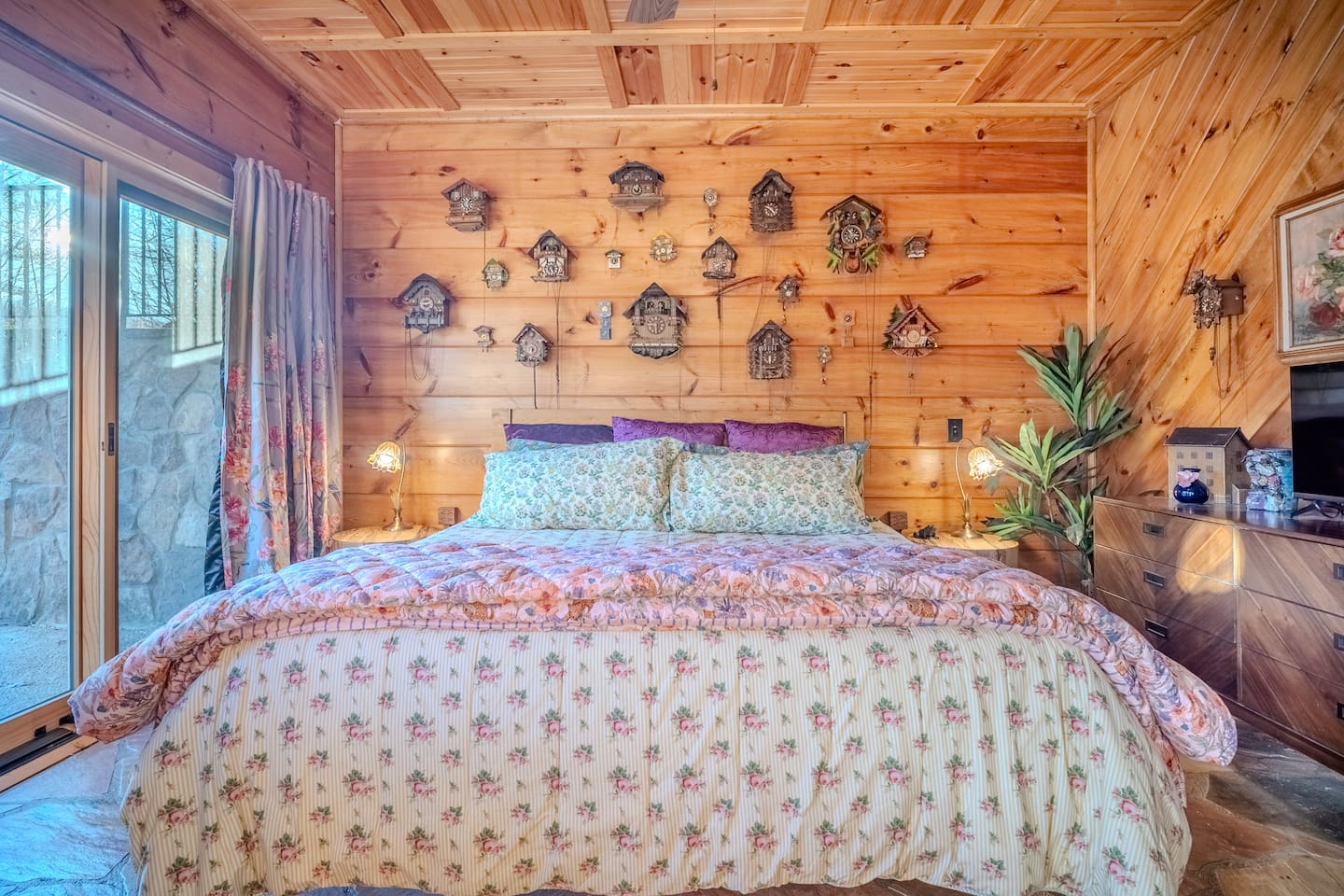 Cuckoo room king bed