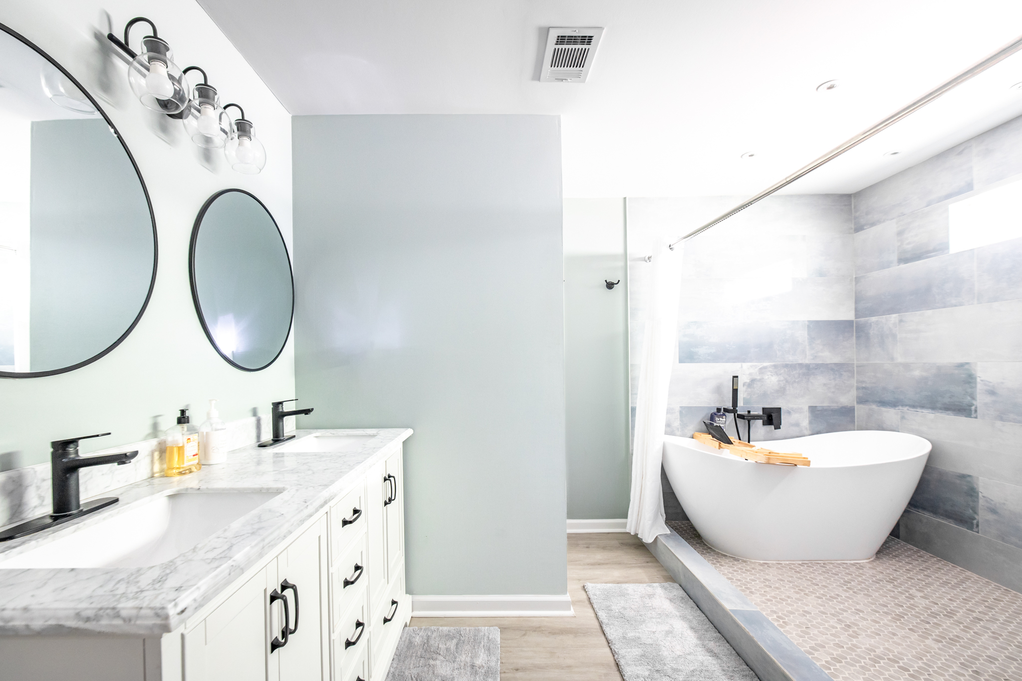 Spacious bathroom w/natural light