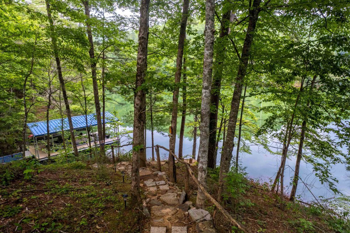 Lakeside Retreat: Stroll down to your private dock surrounded by nature's tranquility!

