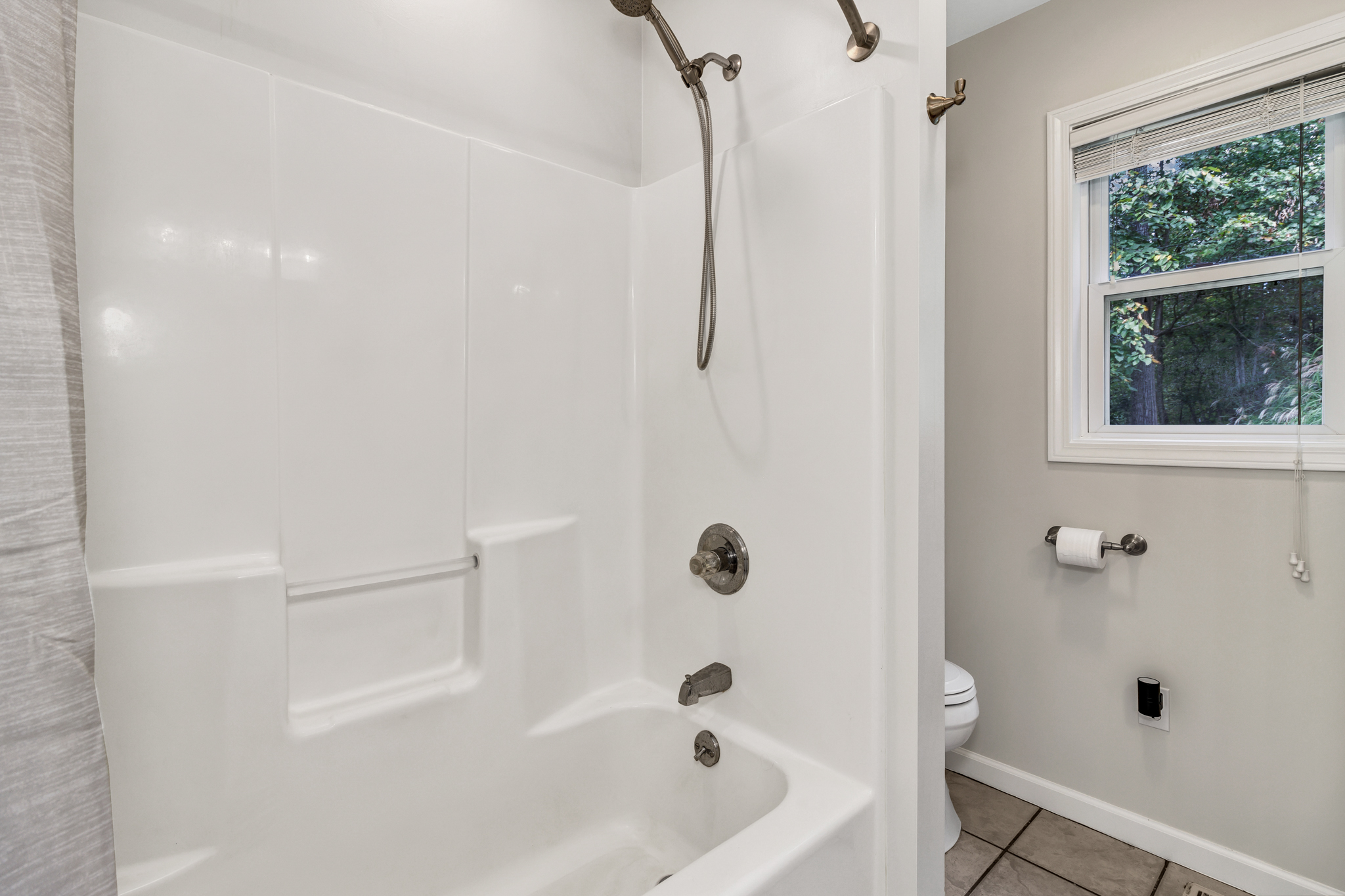 Ensuite Primary Bathroom with Tub/Shower Combo