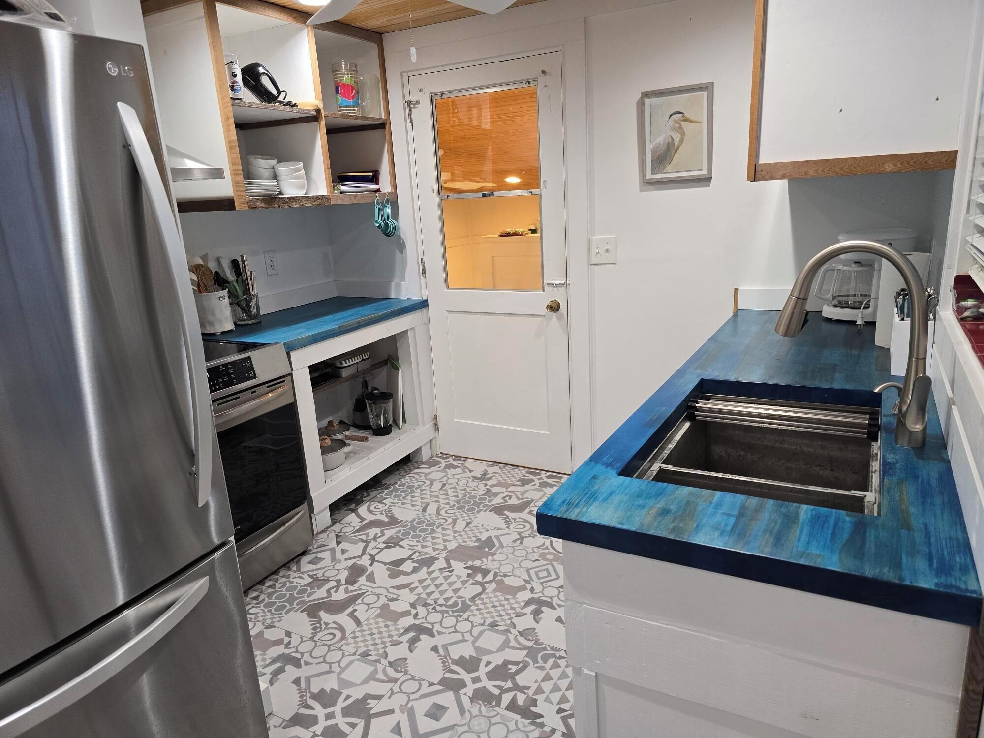 Well equipped Kitchen with al new appliances.