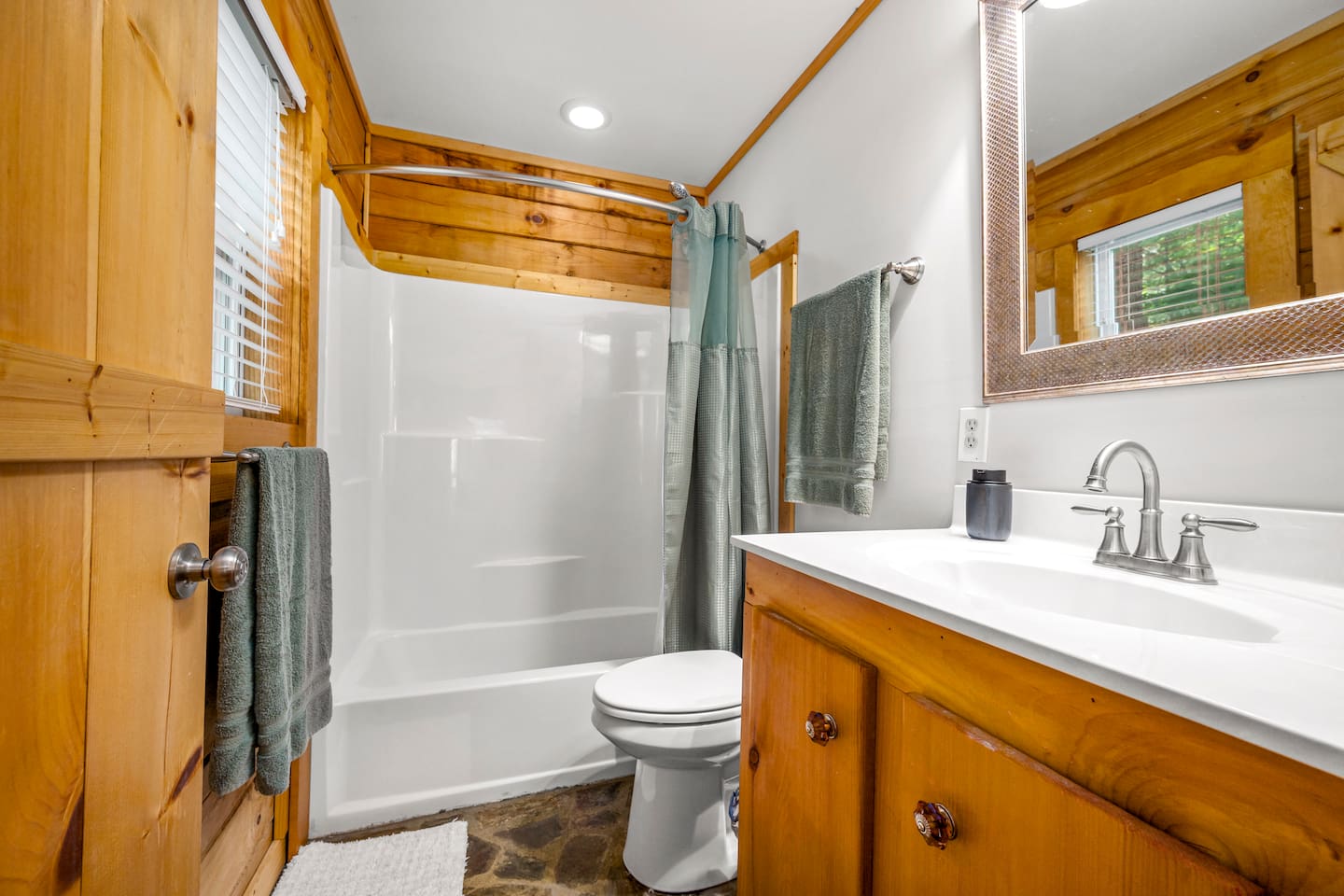 Bathroom #1 en suite main level