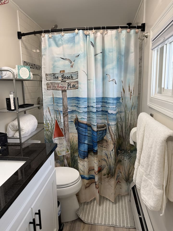 Full bathroom with 6 towel sets