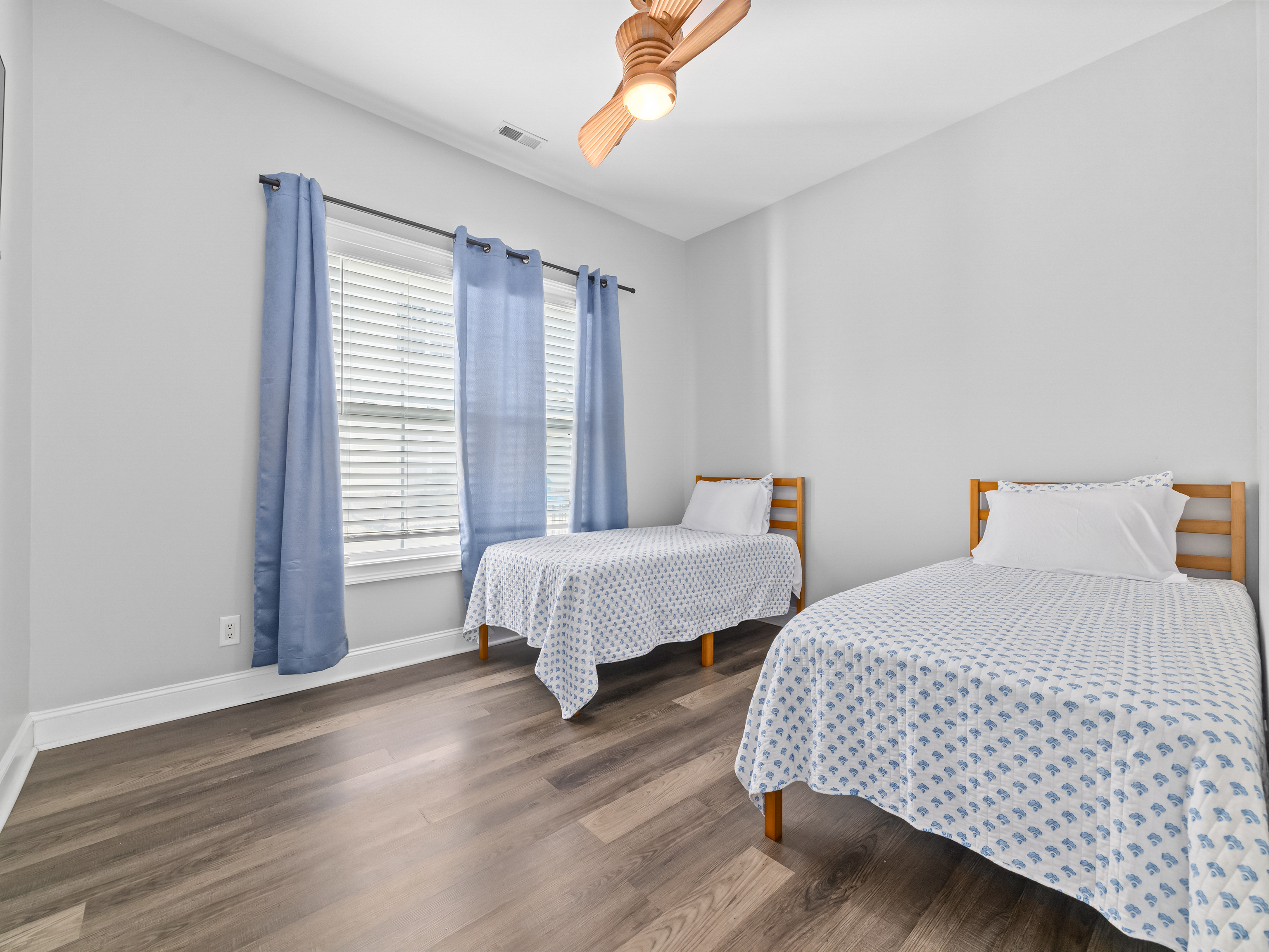 ☀️ Twin Bedroom — Main Level
Bright, flexible, and thoughtfully arranged. Two twin beds make this room ideal for friends, kids, or travel companions. Clean design, airy feel, and main-level convenience with a nearby bathroom for effortless mornings 