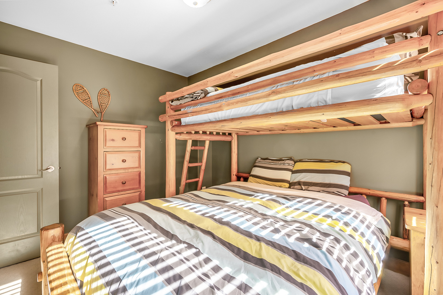 Guest bedroom with Queen bed and single bunk