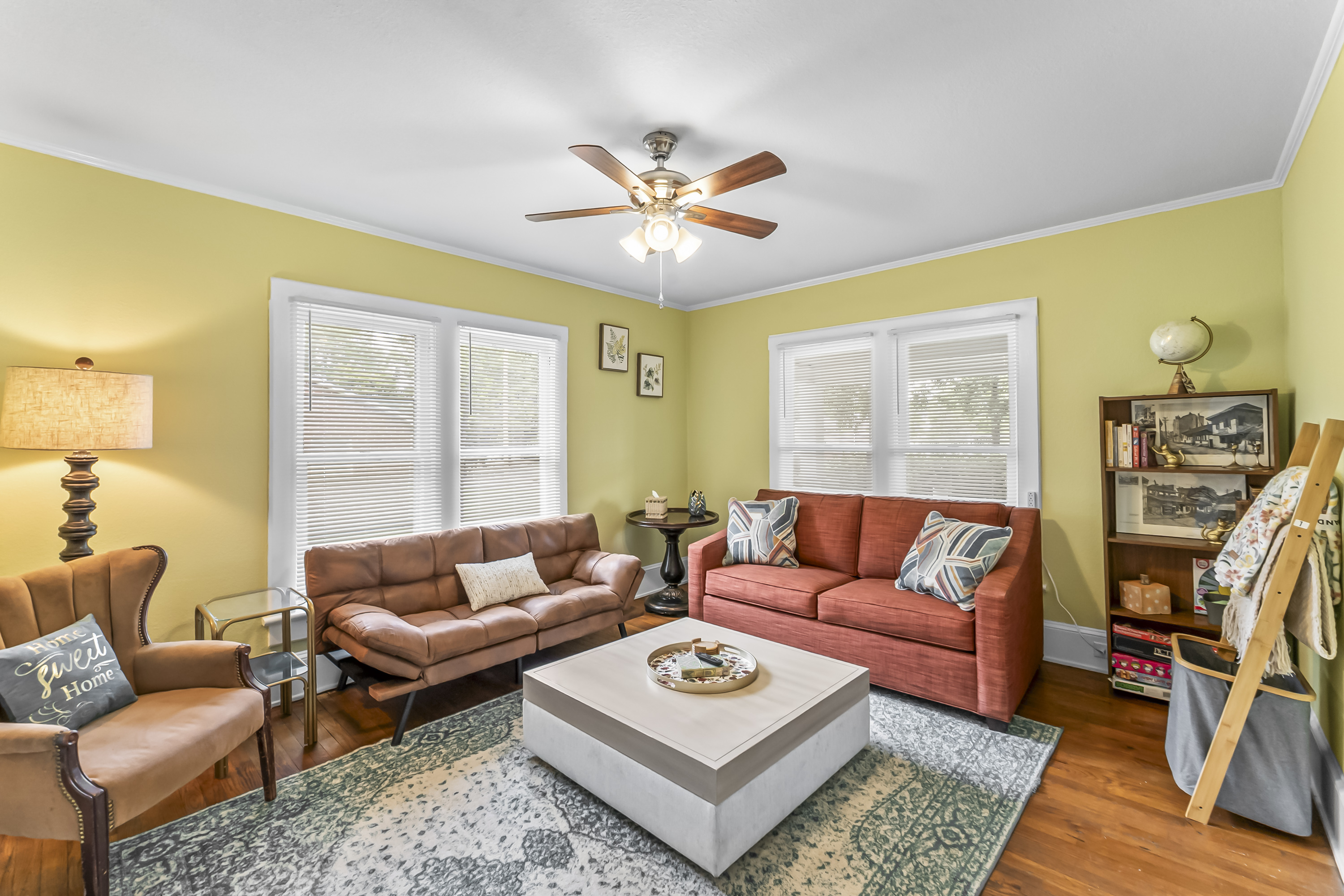 Living room w/Futon and Pull-out Double Sleeper Sofa