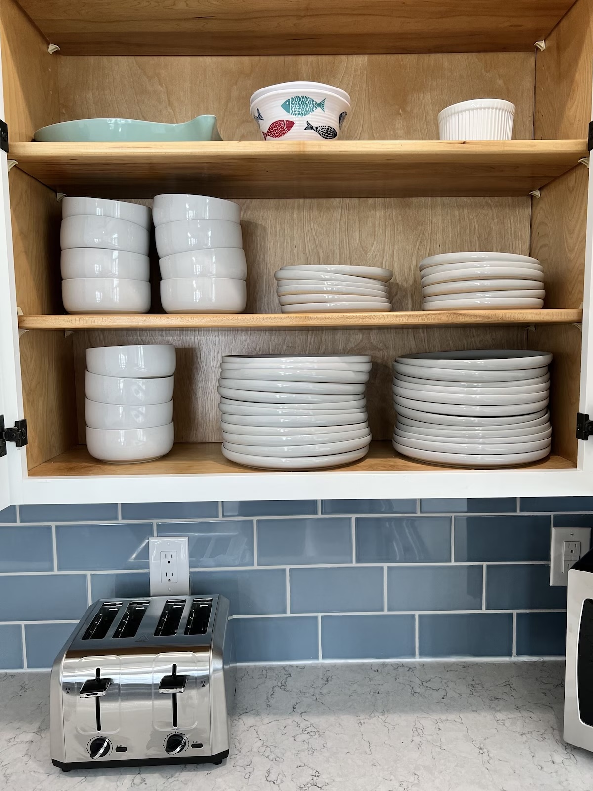 The kitchen includes both everyday ceramic dinnerware and convenient non-breakable bowls and dishes ideal for lakeside dining, kids, and outdoor use.
