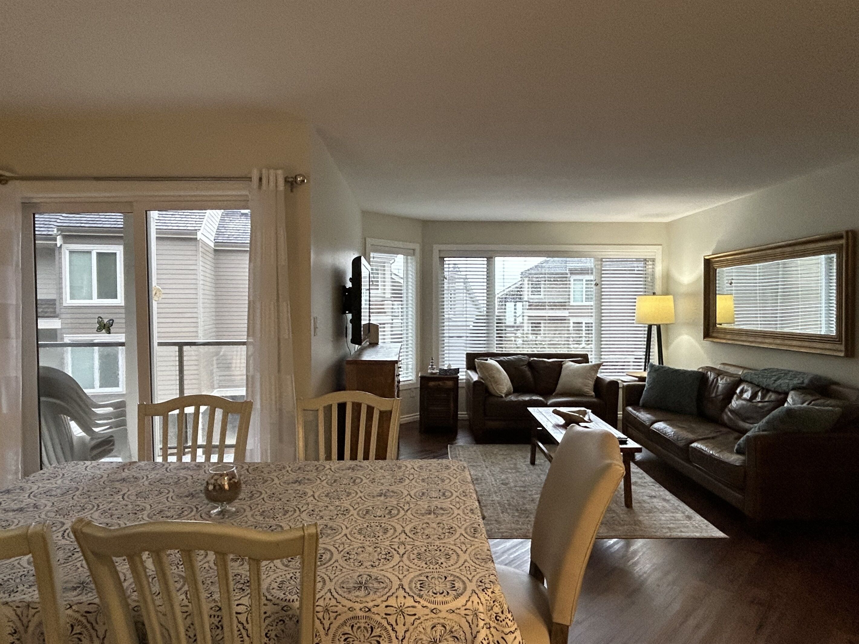 Open plan living with 2 decks (BBQ on this level)