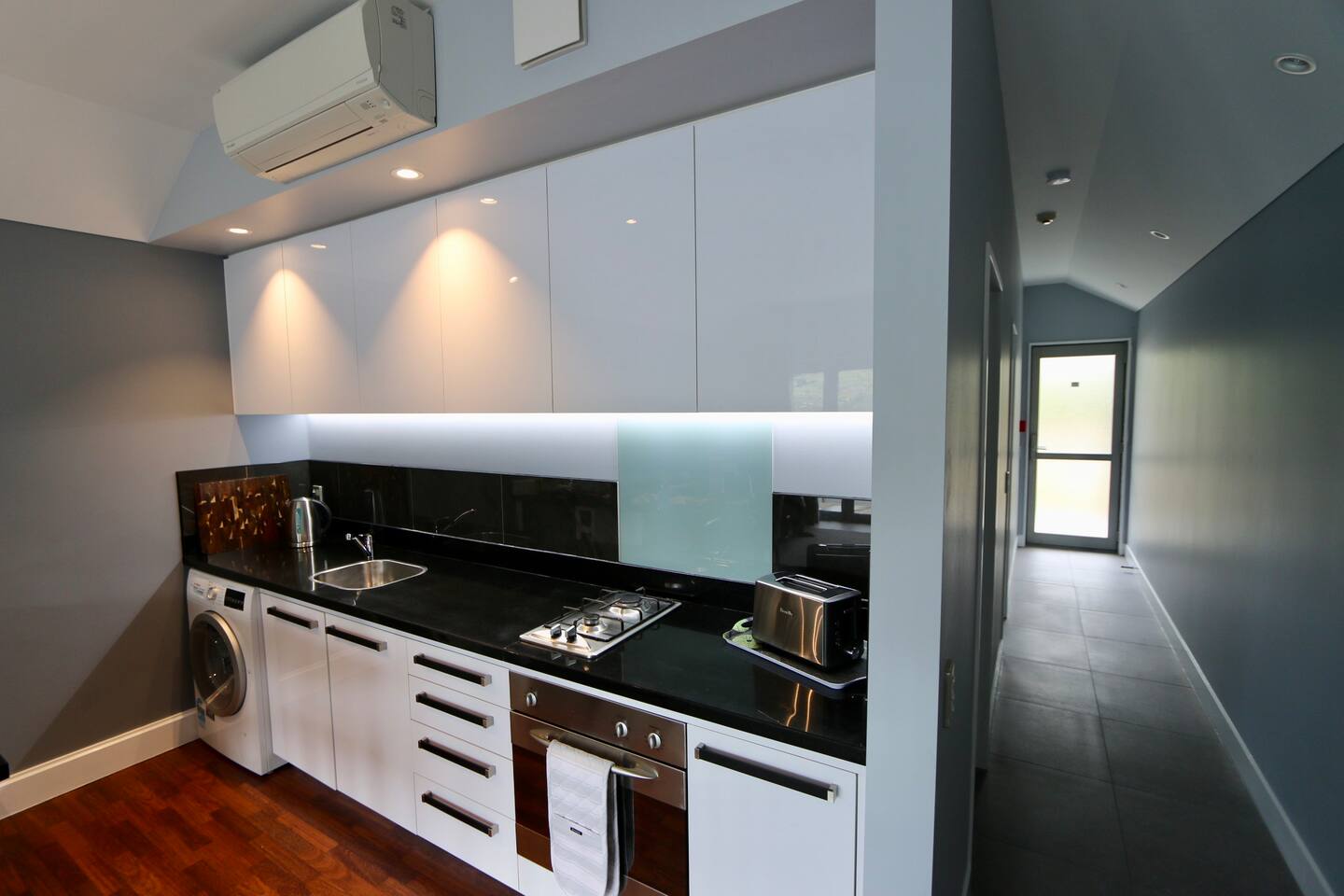 Kitchen with 2 burner cooktop and oven