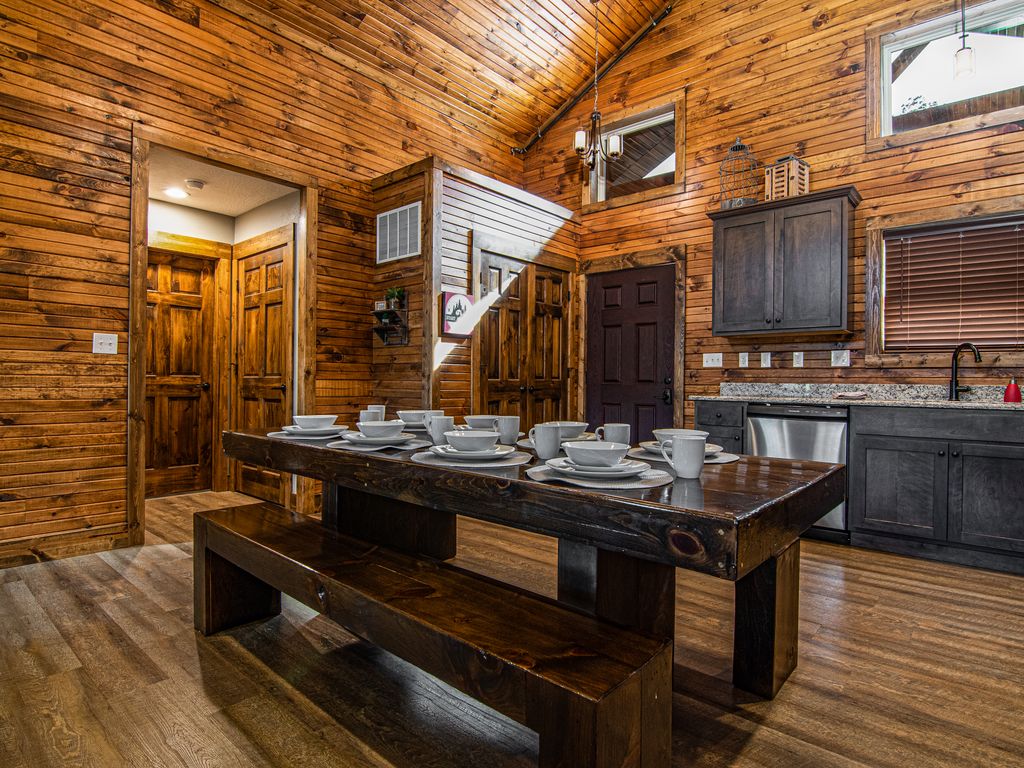 Comfortable dinner settings for 8 guests