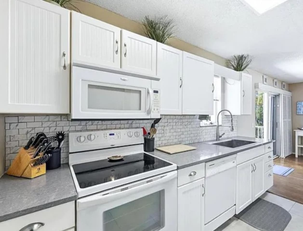 A bright, beach-inspired kitchen fully equipped with everything you need to cook and enjoy meals together—from cookware and utensils to modern appliances. Perfect for everything from morning coffee to a fresh seafood dinner!
