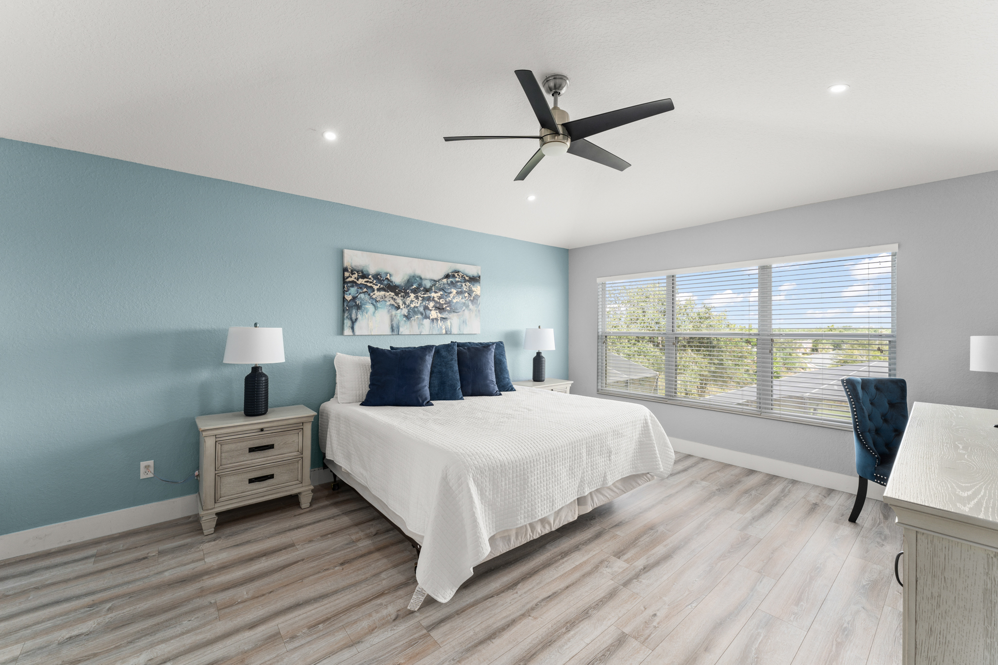 Upstairs Master King bedroom ensuite