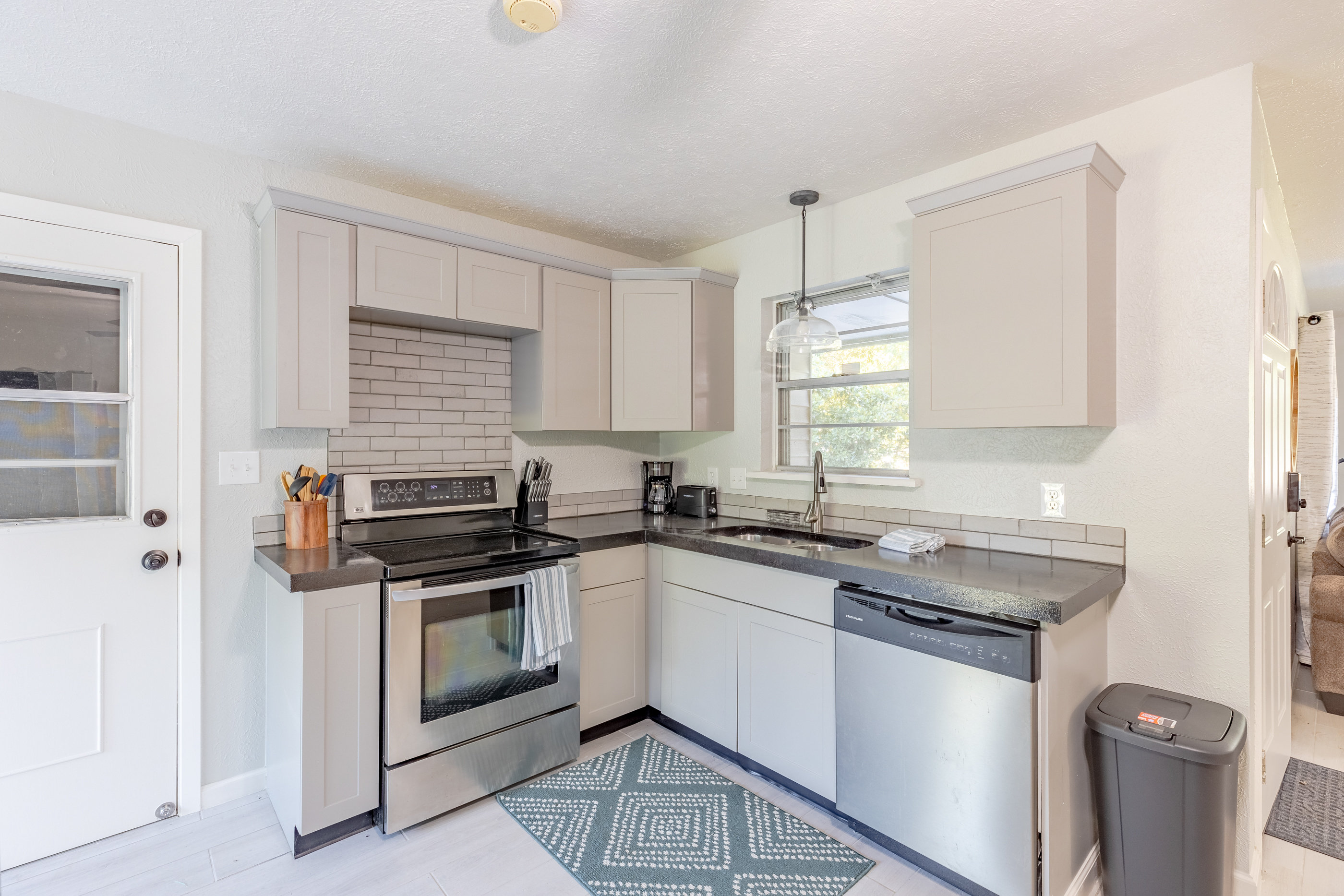 Fully equipped kitchen with dining table for four.