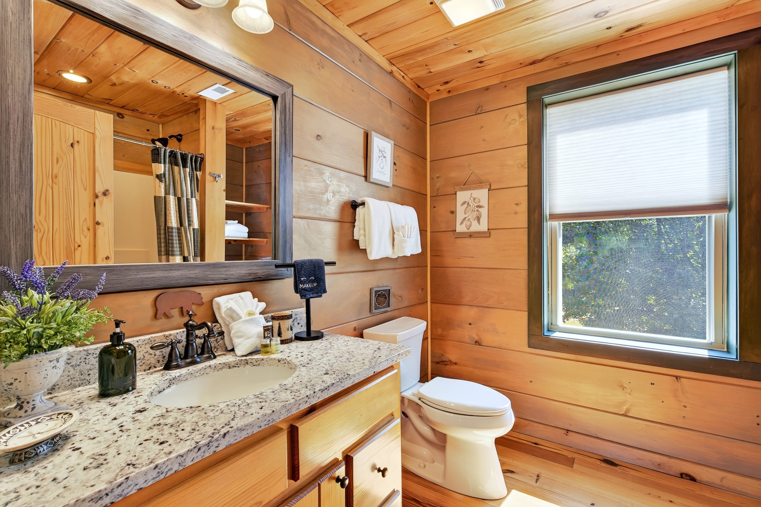 Full bathroom in the loft
