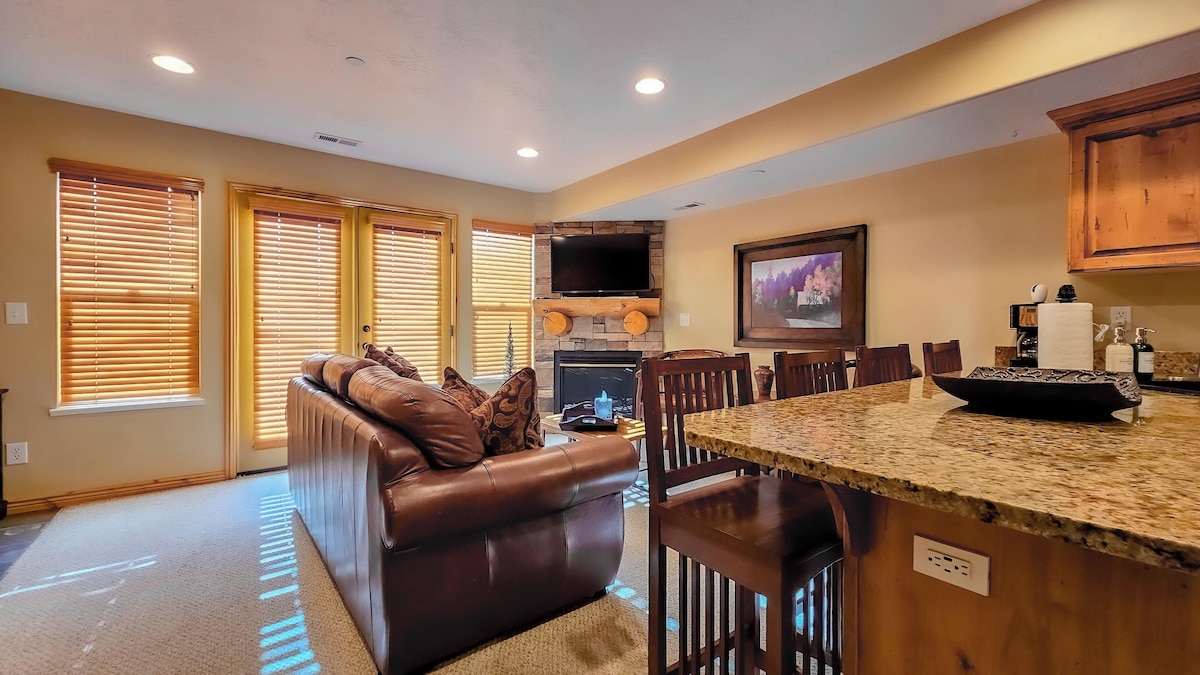 Witness the culinary magic unfold at the kitchen bar, allowing you to observe meals being prepared while enjoying the company of your loved ones.