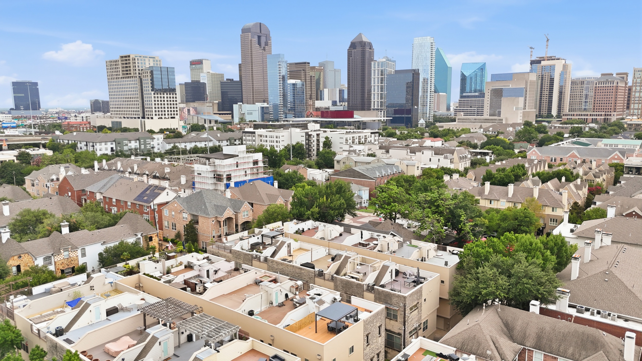 Spectacular skyline views from your window, perfect for urban explorers and dreamers!