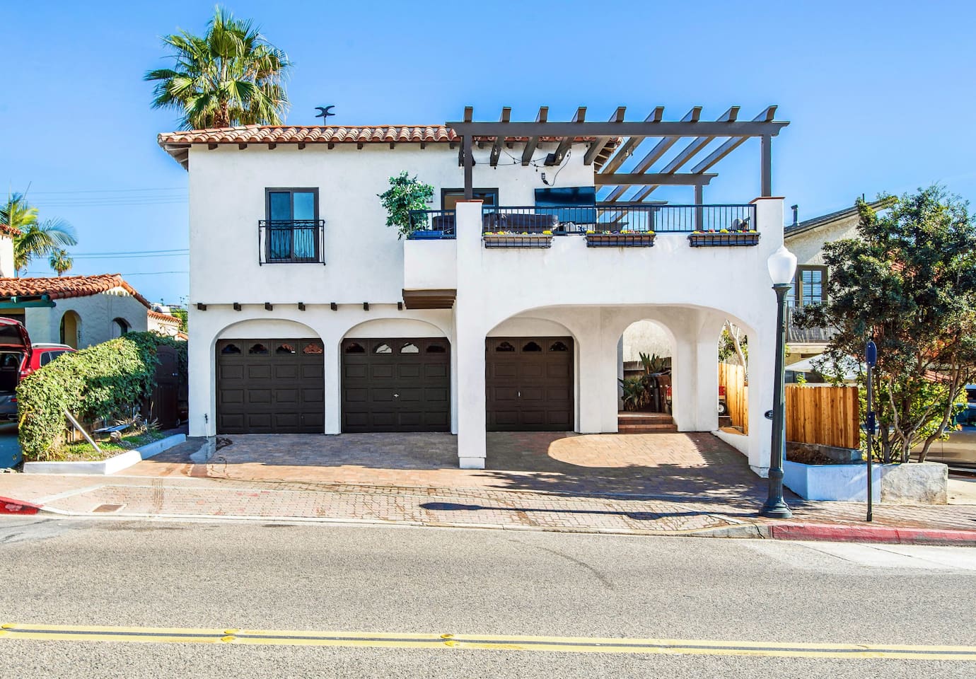 Another shot of the building.  Classic San Clemente Spanish revivalist design that makes San Clemente the quaint "Spanish Village by the Sea"