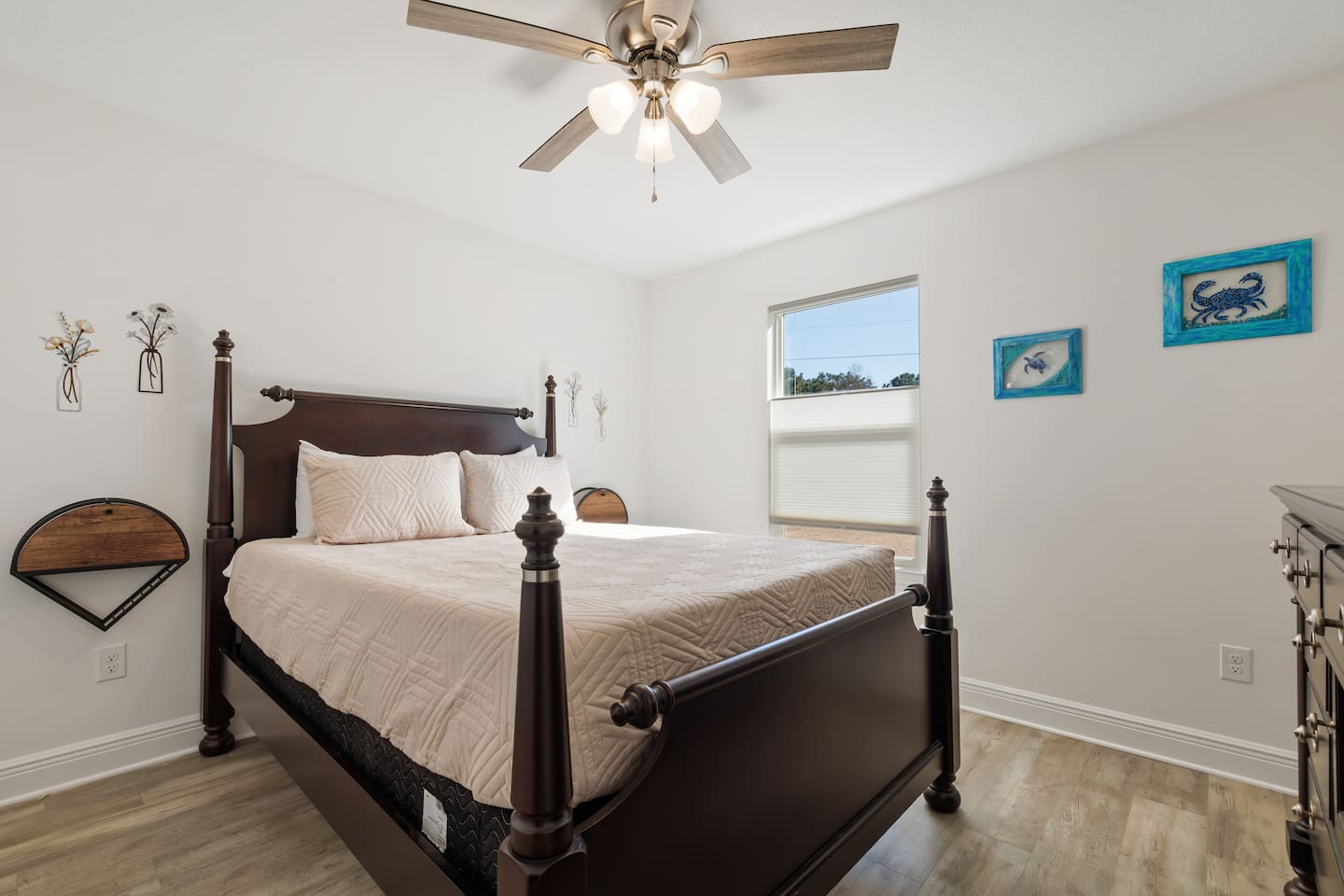 The 3rd bedroom has a queen size bed and a 43-inch Roku TV.  Roku TVs allow you to view your own streaming shows and will log you out automatically when you leave.