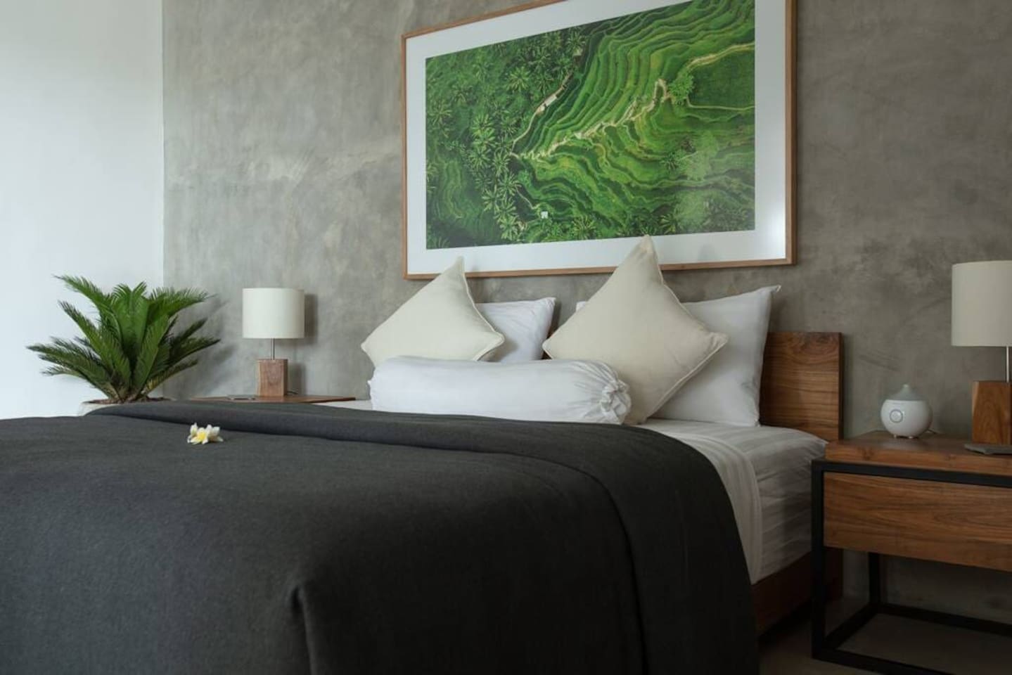 Welcome to your dedicated space, the KARMA room. Designed for relaxation and comfort, this room also provides a workspace with a desk, chair, and lamp. For maximum internet speed, feel free to connect directly to the router using an Ethernet cable.