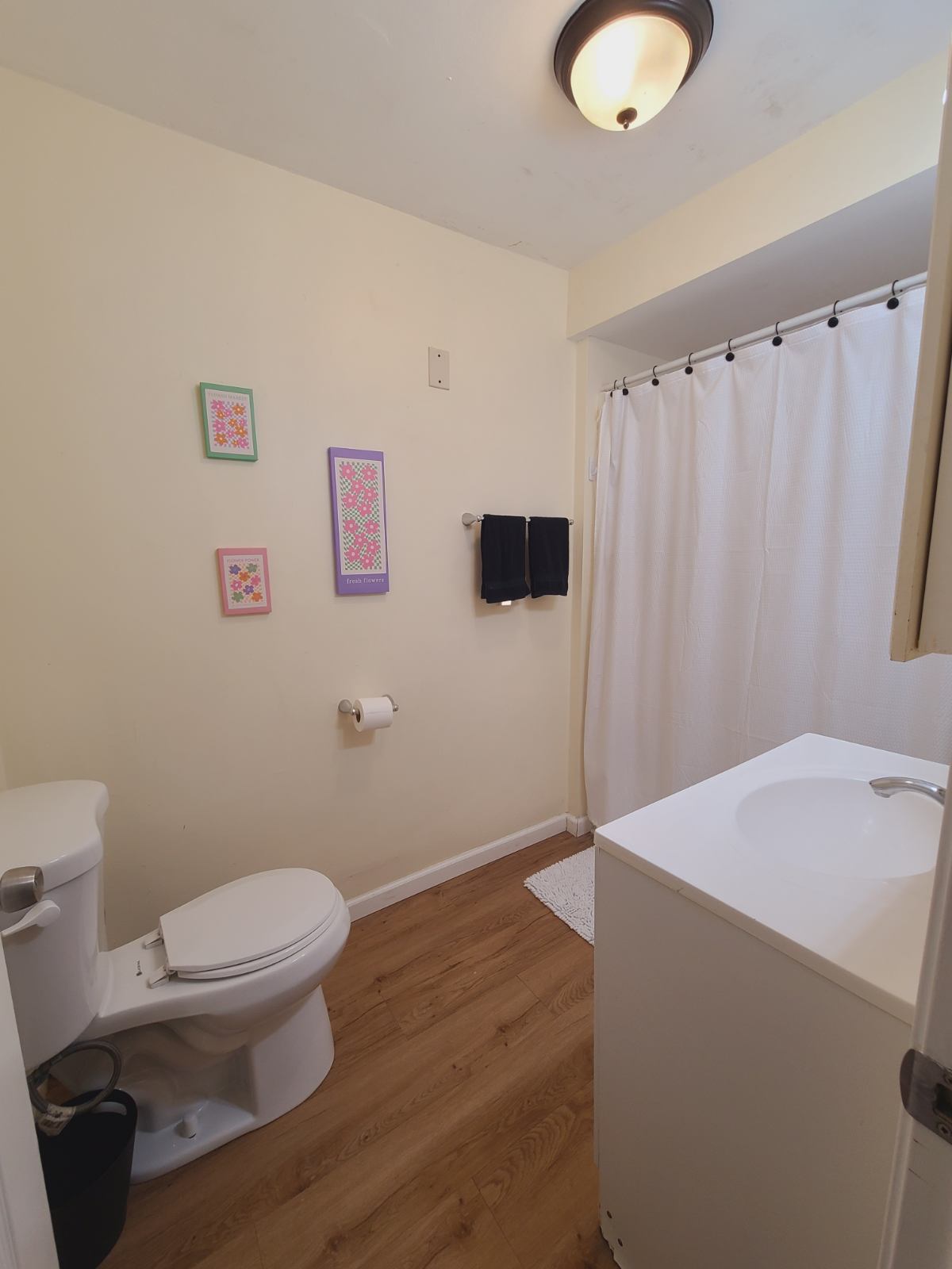 26 Columbia - bathroom with tub/shower