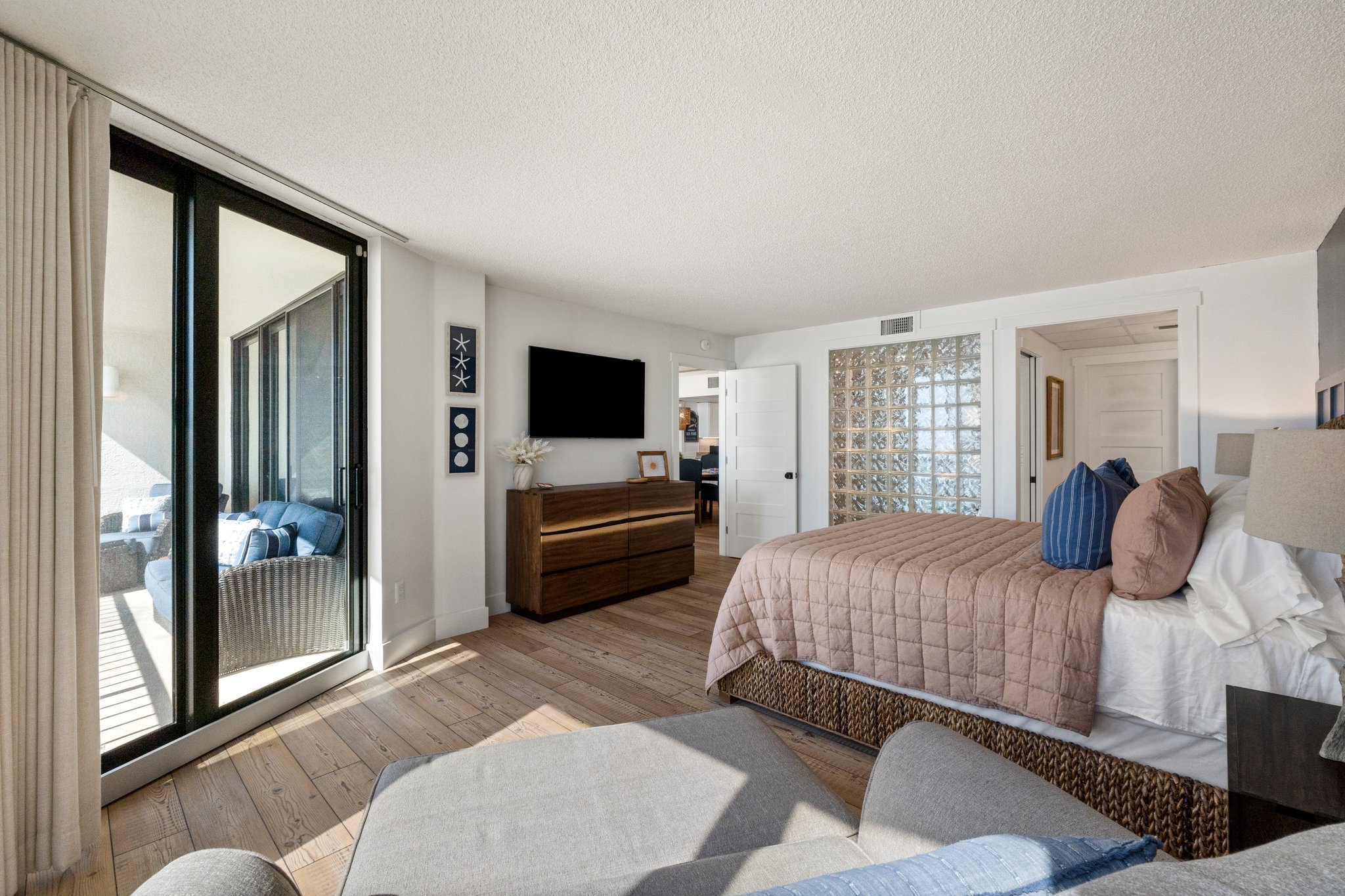 Master Suite w/ Balcony Access