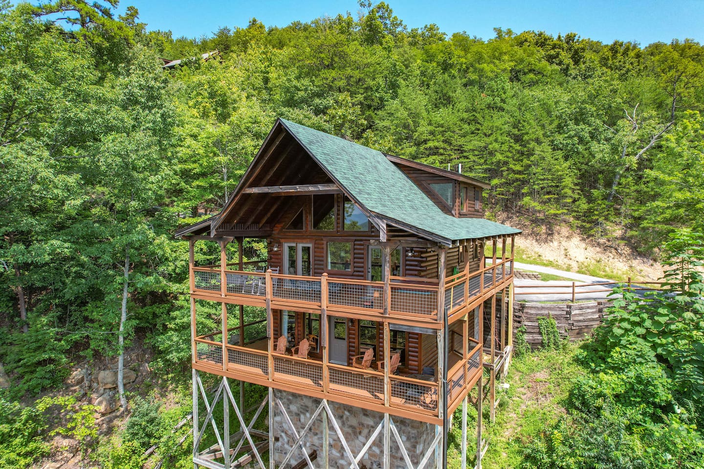 Above the Mist is a beautiful 3 bedroom / 3 bath (one on each of the 3 levels) log cabin located near all of the things that the area has to offer. 11 minutes to Dollywood / 20 minutes to Gatlinburg. 