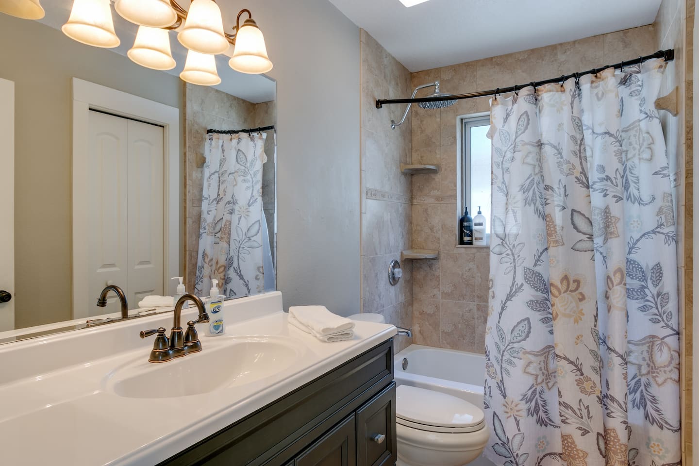Hall Bath with Tub/Shower Combo