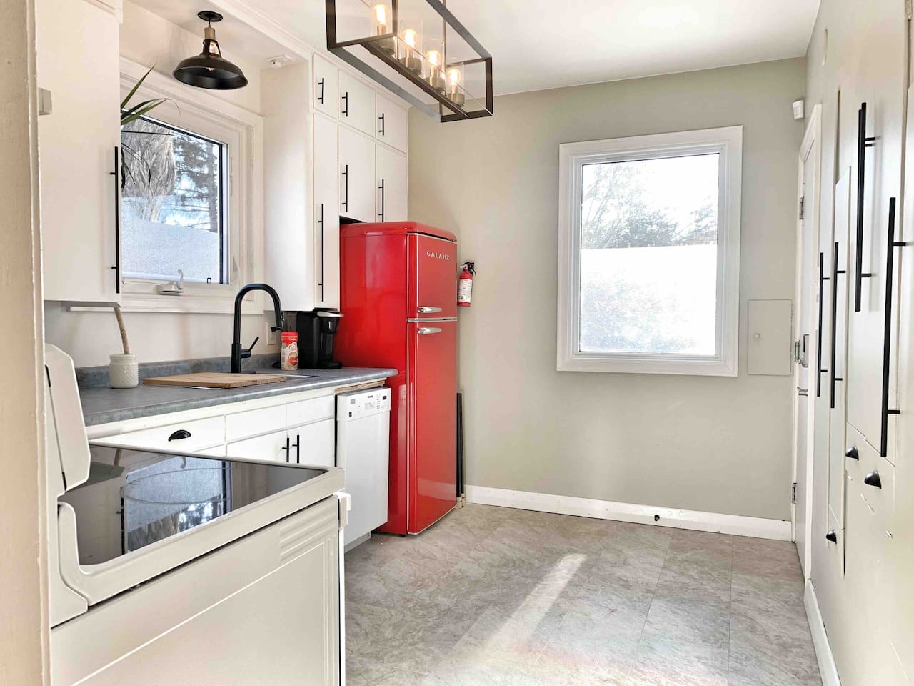 Fully Equipped Kitchen with Full-Size Appliances, small dishwasher & coffee station