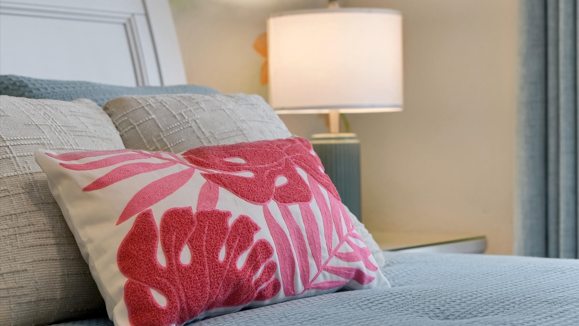 Stitch Queen Retreat: Soft tropical colours and playful island-inspired details create a cheerful, relaxing retreat.