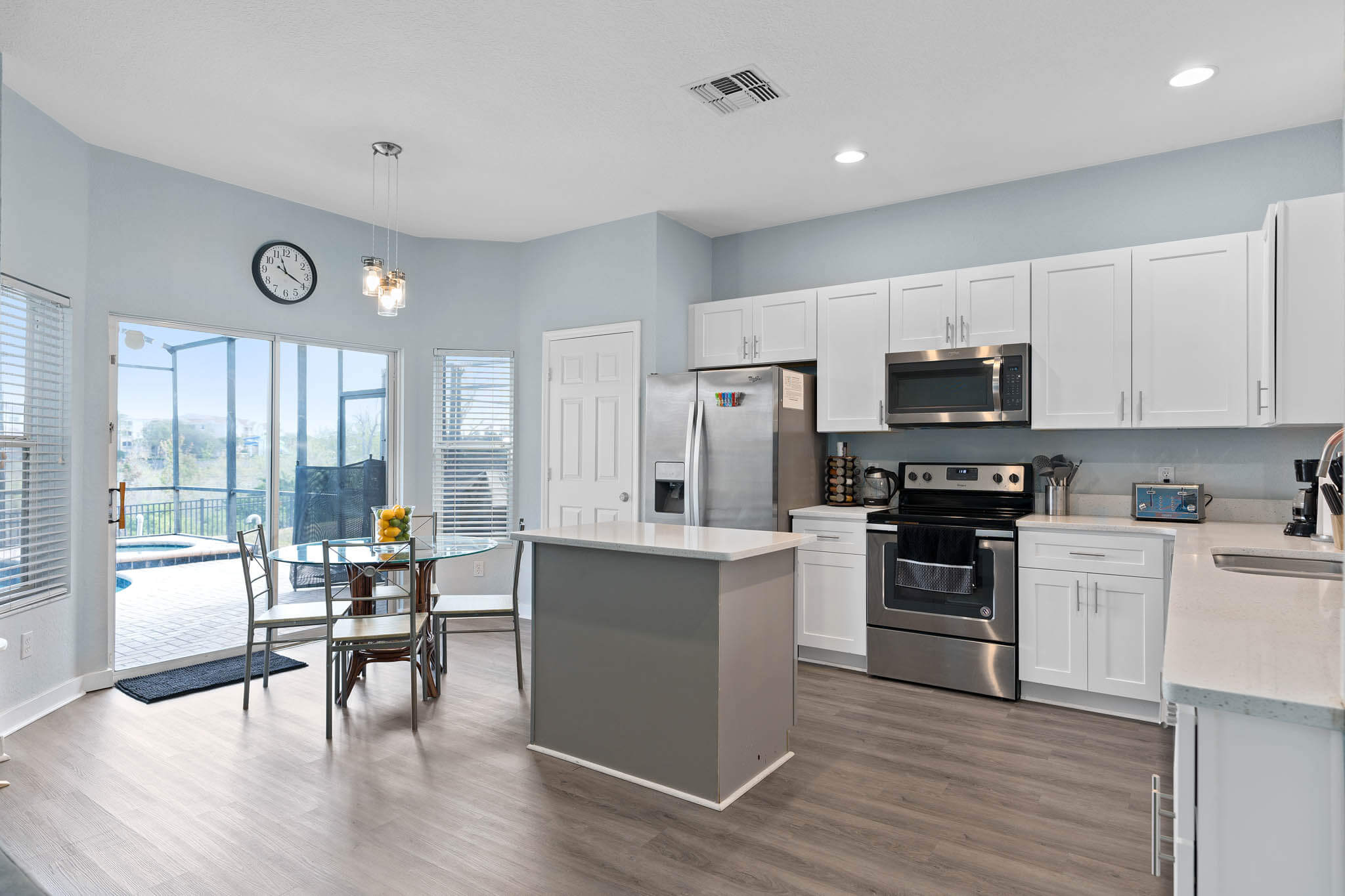 Well-equipped kitchen with dining for 4