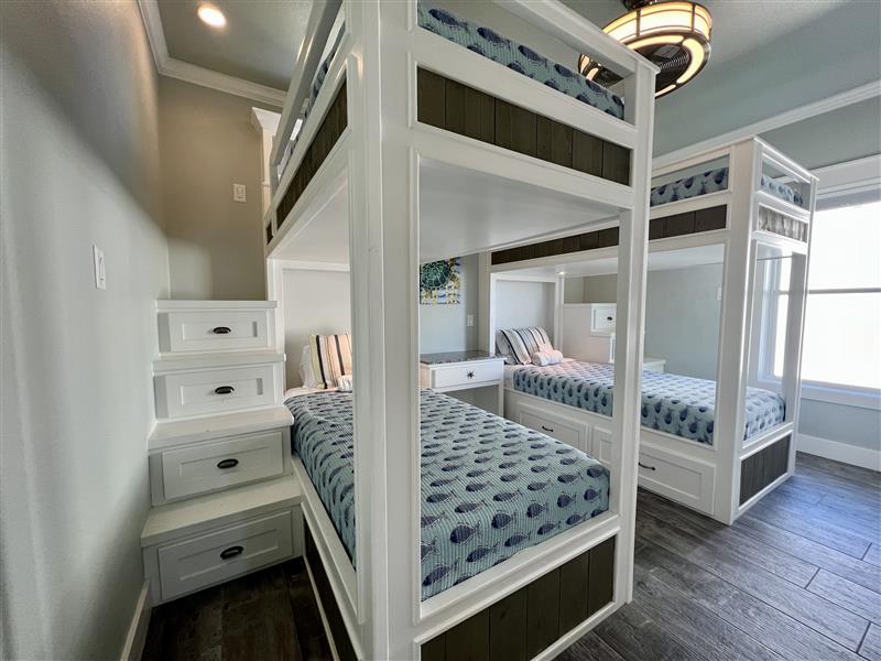 Crystal Paradise Bedroom 5: Family‑friendly bunk room with twin beds and Jack‑and‑Jill ensuite access.