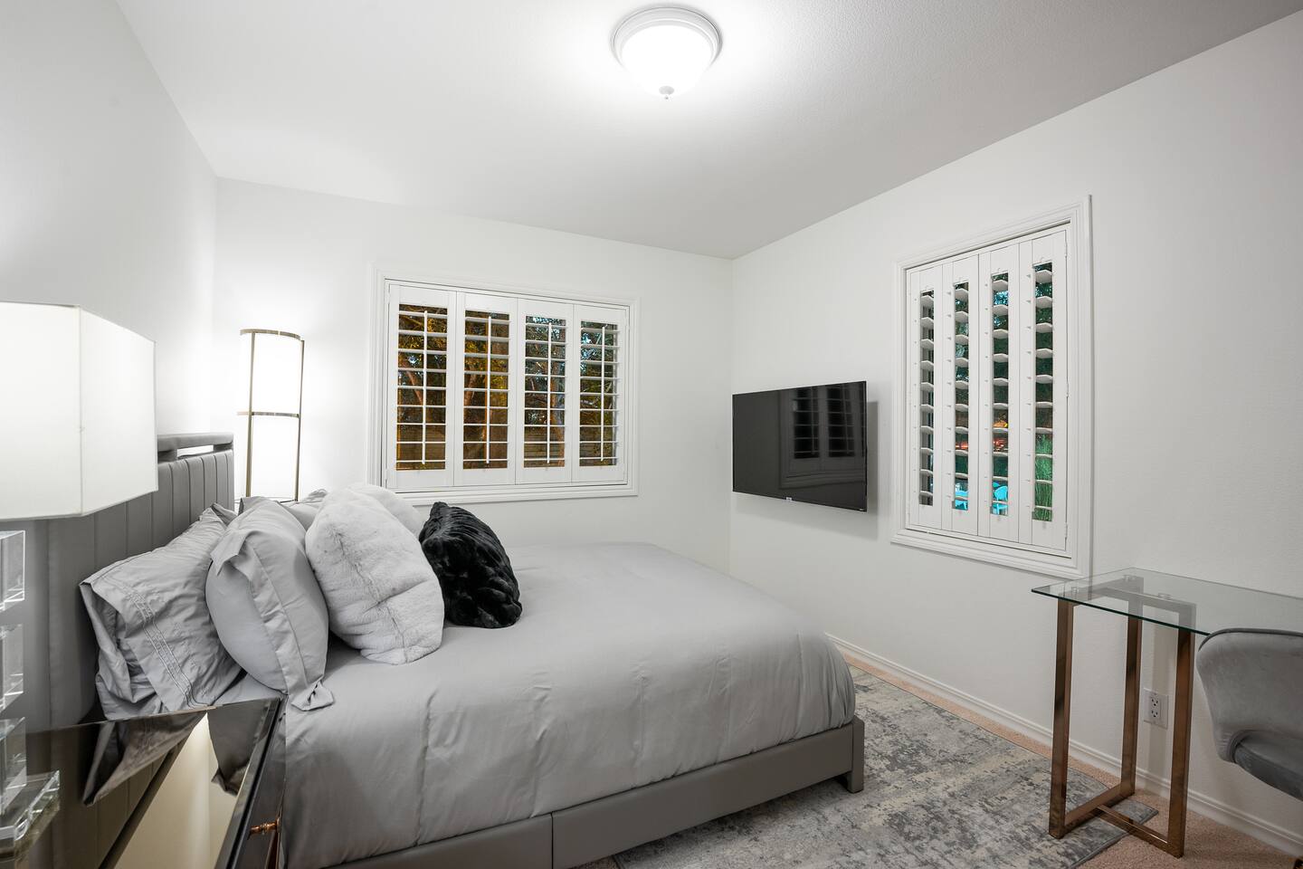Guest Bedroom: Queen bed, office desk + chair, 50" 4K TV.