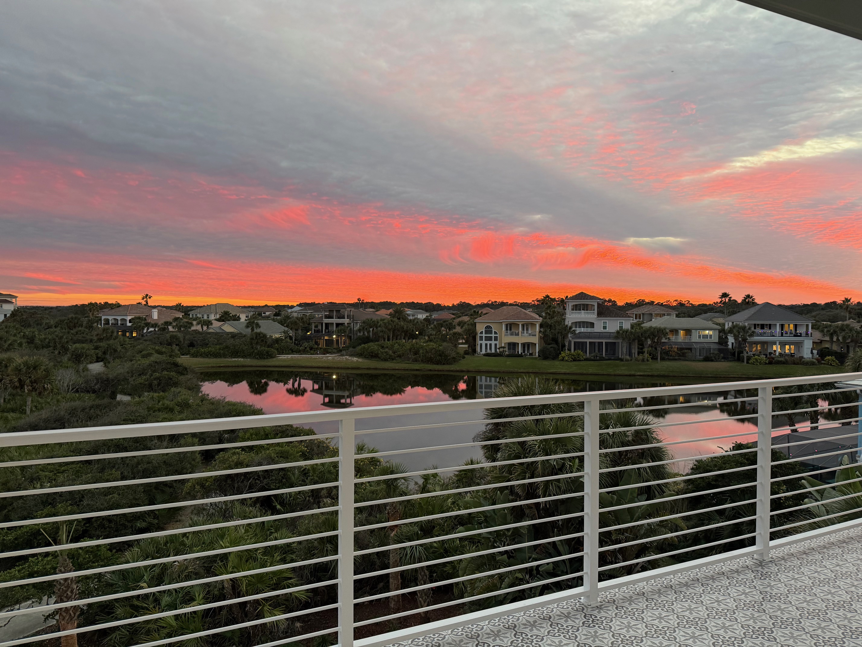 The day winds down and the whole sky turns pink over the lake. You clink glasses, the kids point out shapes in the clouds, and for a minute everyone is totally still—this is the “we’ll remember this forever” view.
