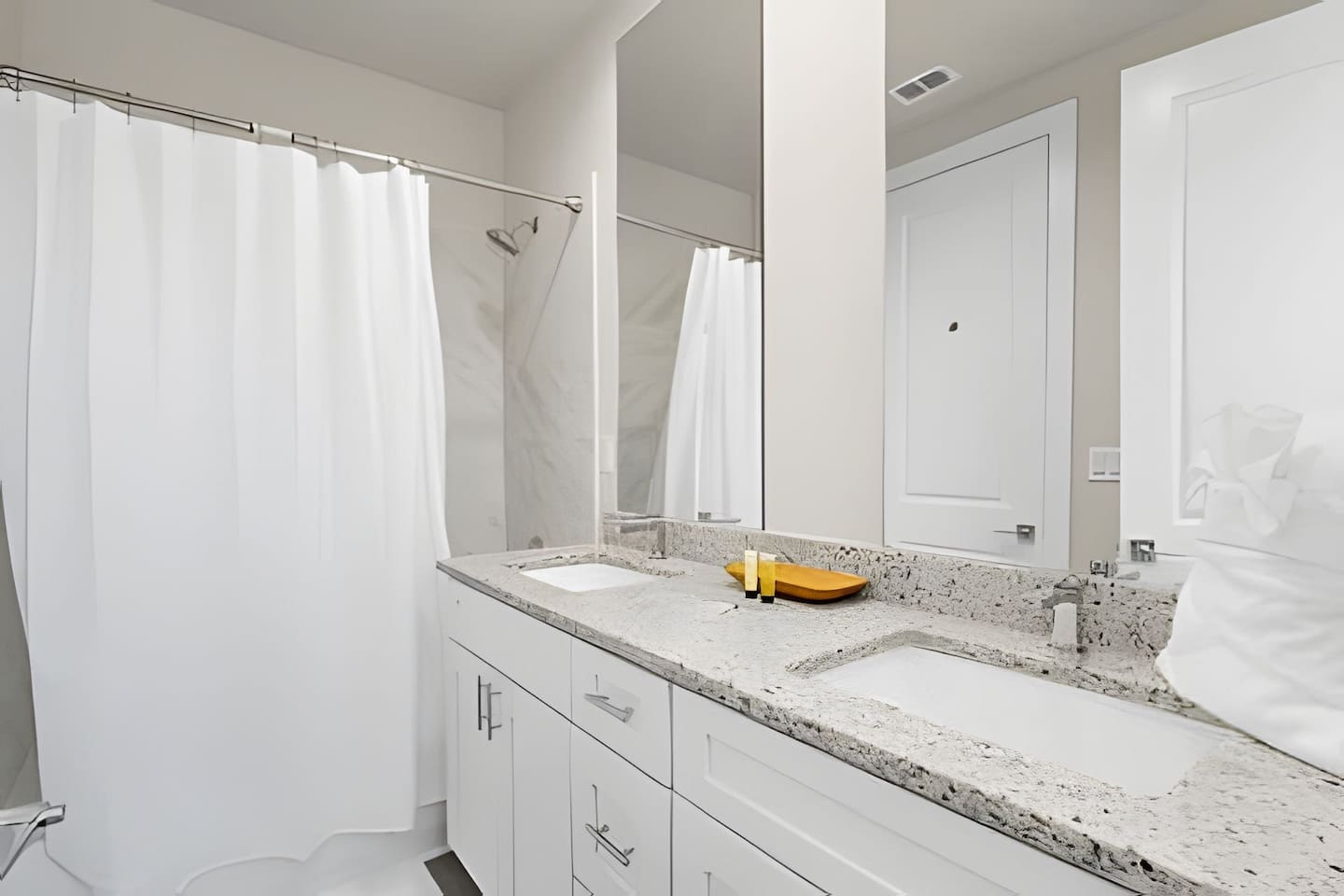 Enjoy the spaciousness of this ample bathroom.
