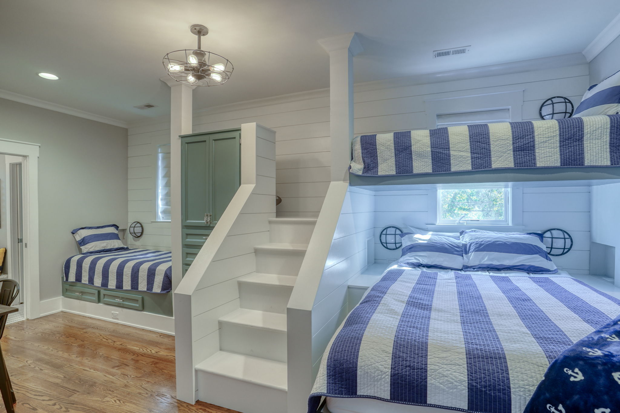 Custom bunk room - perfect for kids