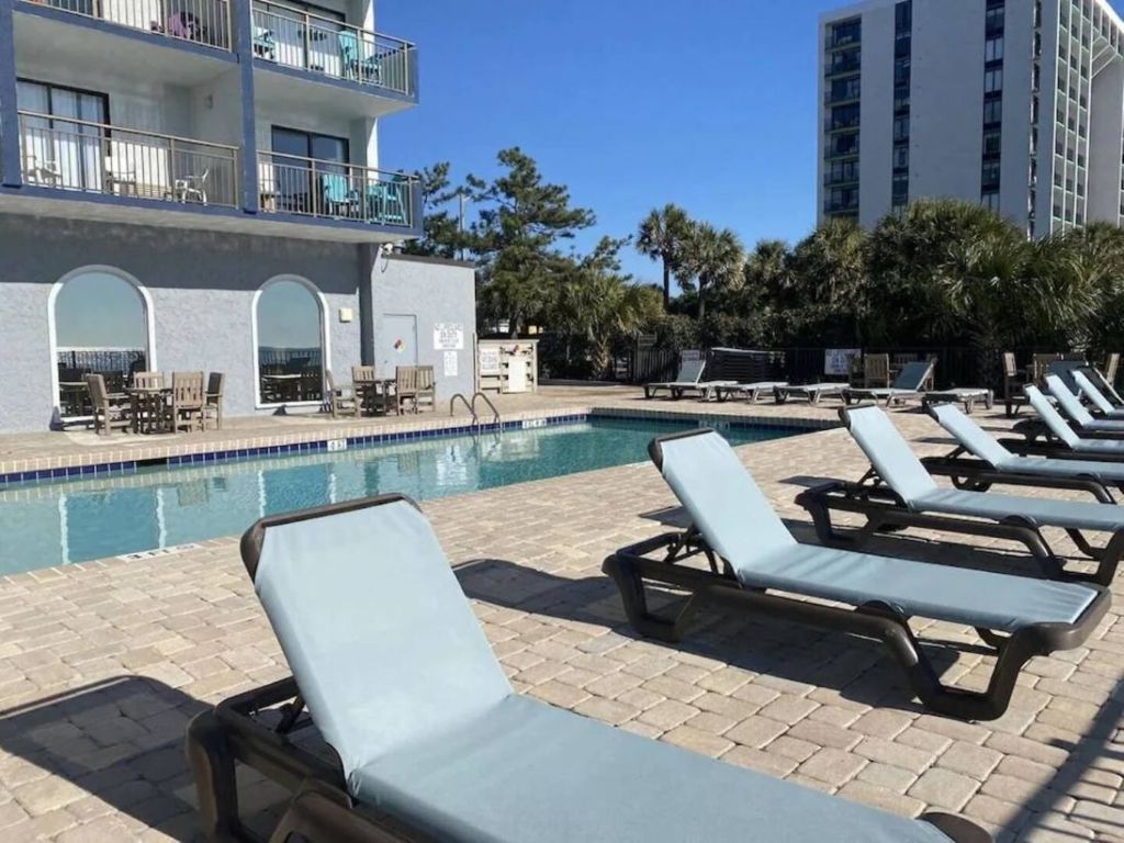 Outdoor Pool w/Loungers