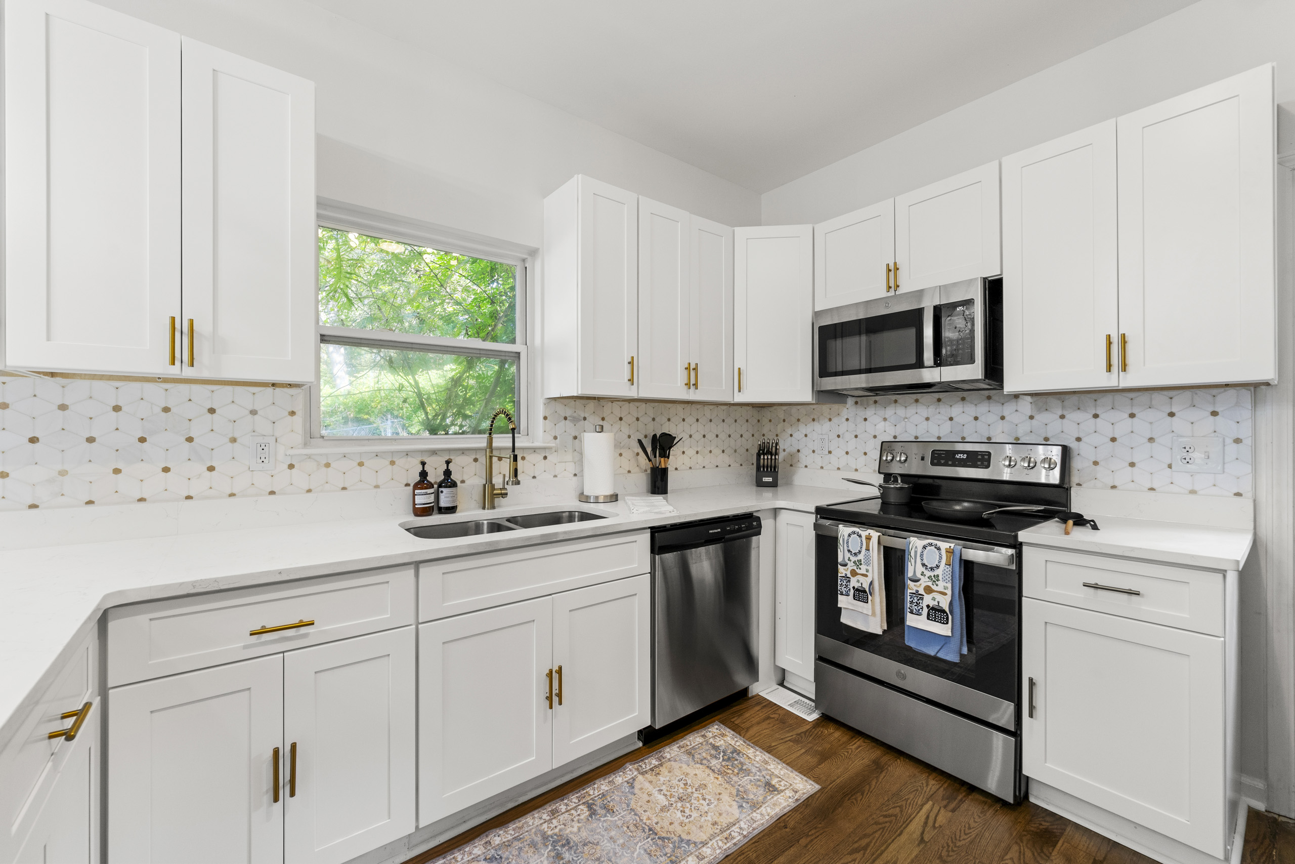 Cook with ease in this equipped kitchen featuring sleek finishes and modern appliances.