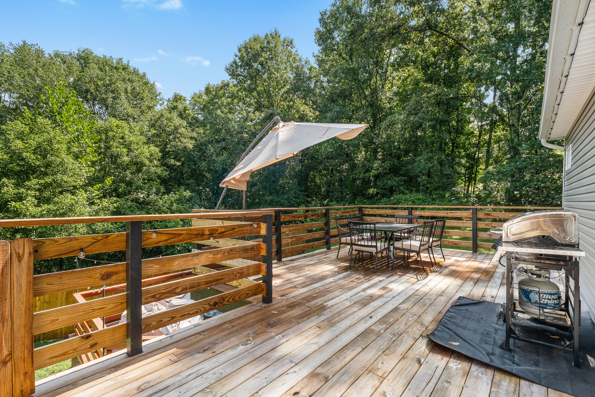 Grill. Chill. Repeat.” Fire up the BBQ (propane provided!), gather ‘round the table, and soak up the treetop views. This deck was made for memory-making. 🍔☀️🌳