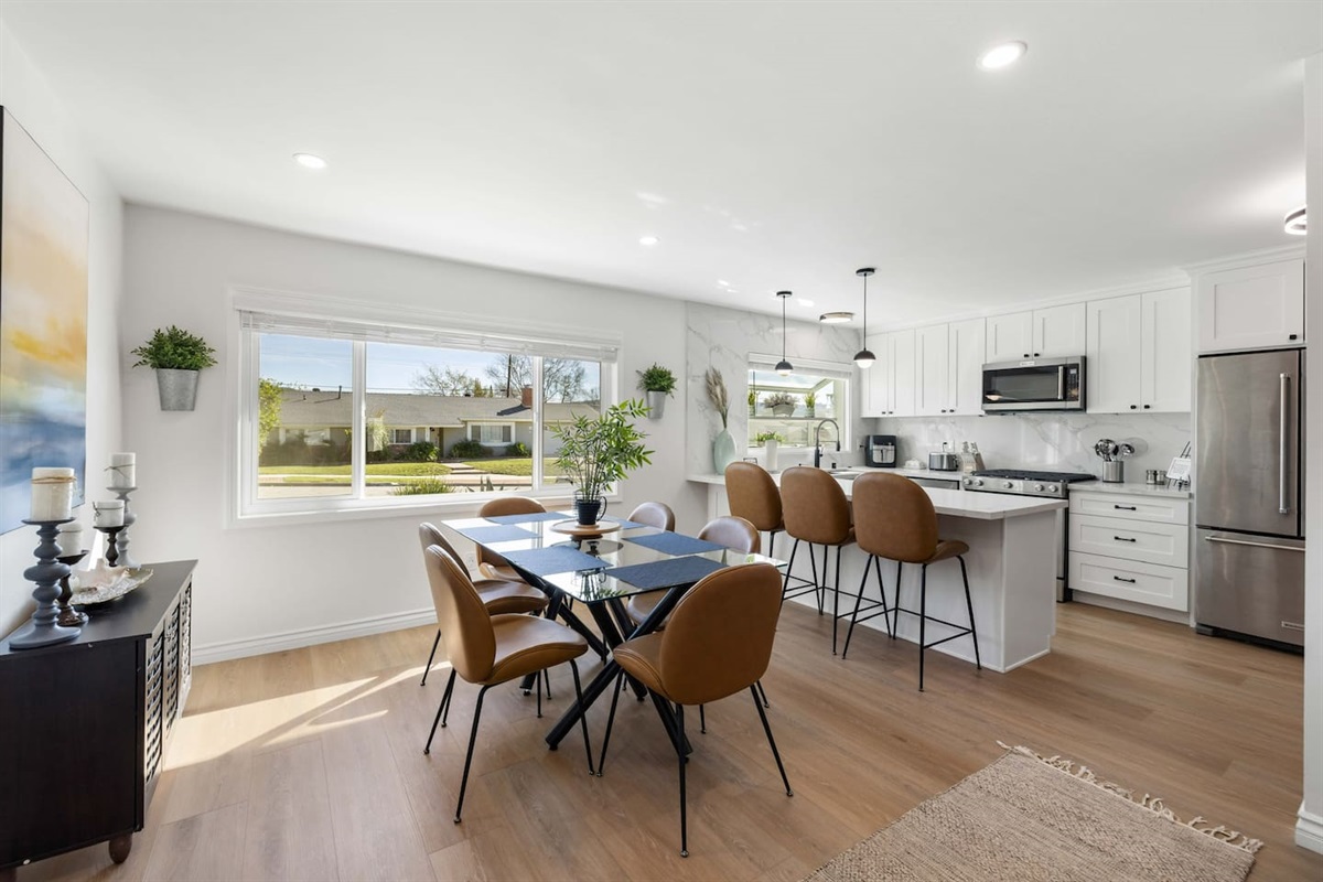 Dining Area & Kitchen