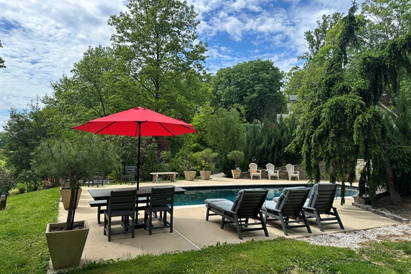 Sit and lounge poolside