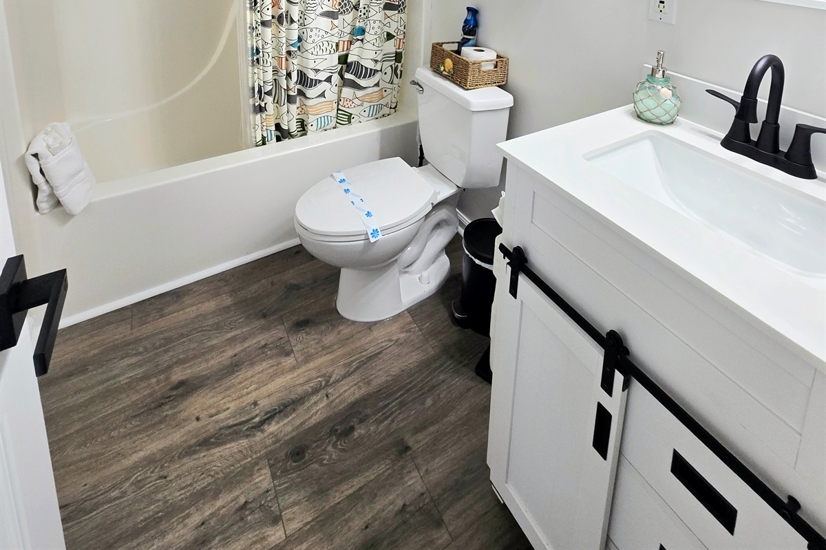 Full Bathroom 1 (Main Level)