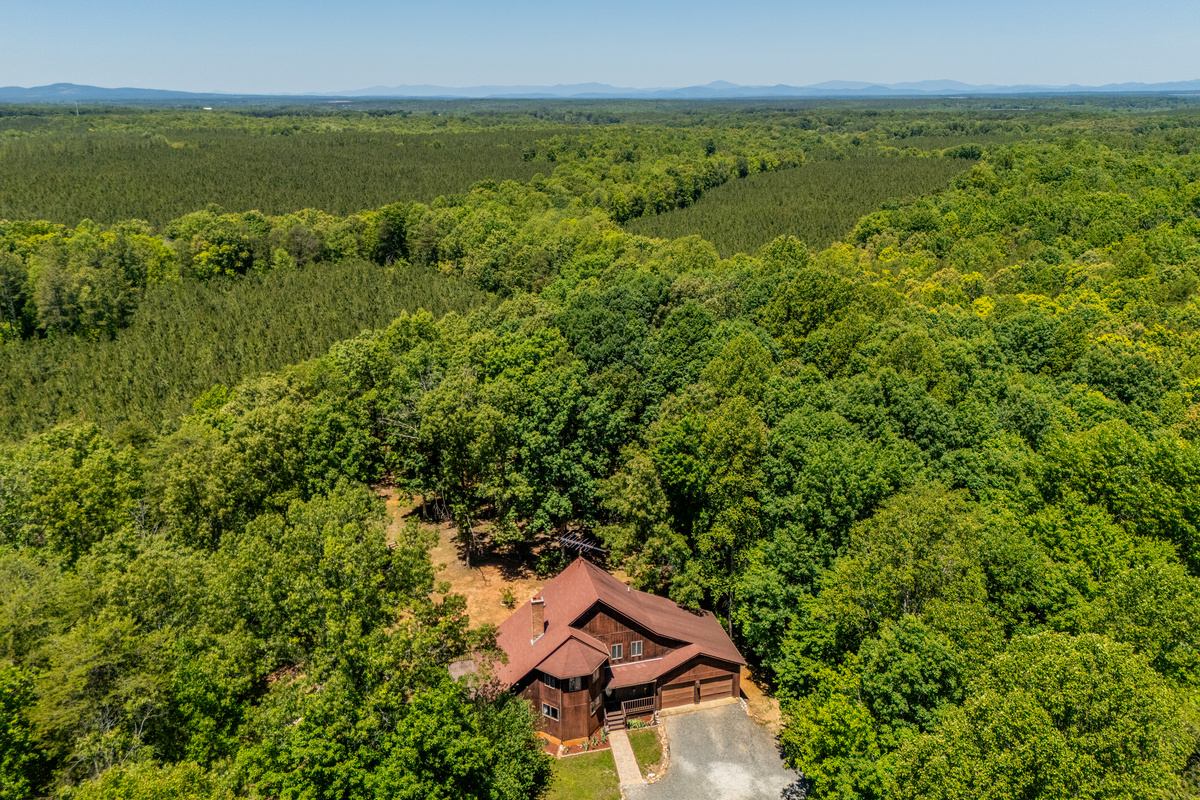 Scenic Retreat: Bask in breathtaking forest views from this charming home, your nature escape awaits!