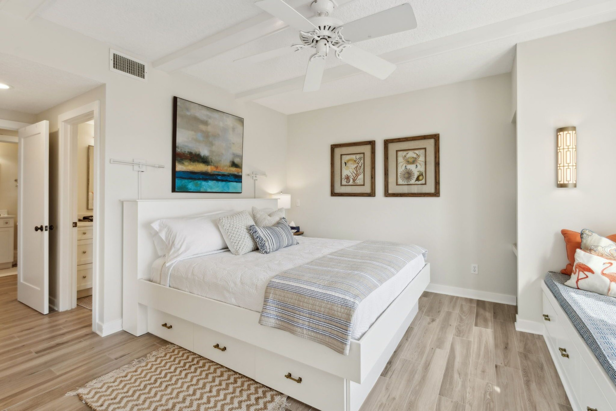 KING BEDROOM_OCEAN FRONT VIEWS