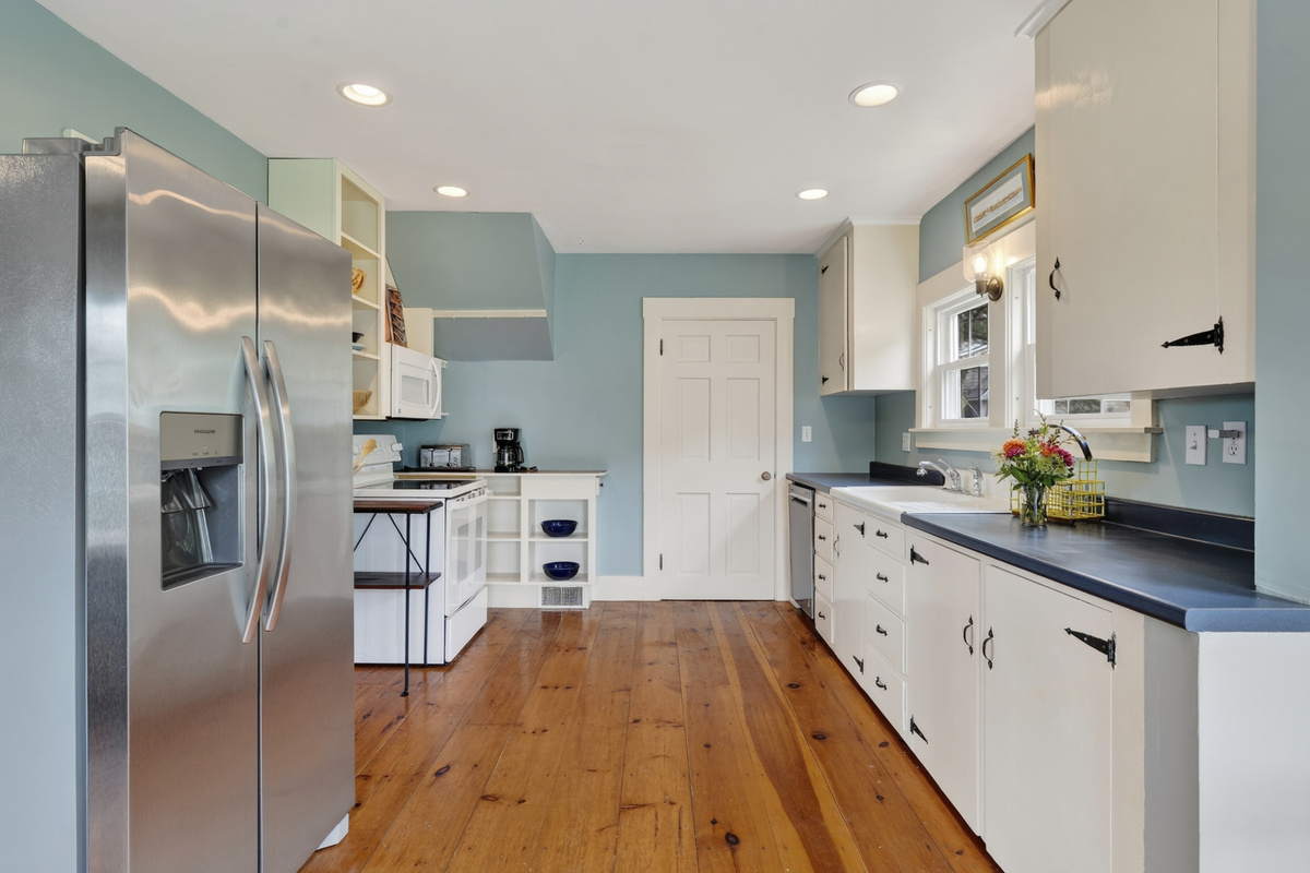 Fully equipped kitchen: Full refrigerator, stove, microwave and dishwasher